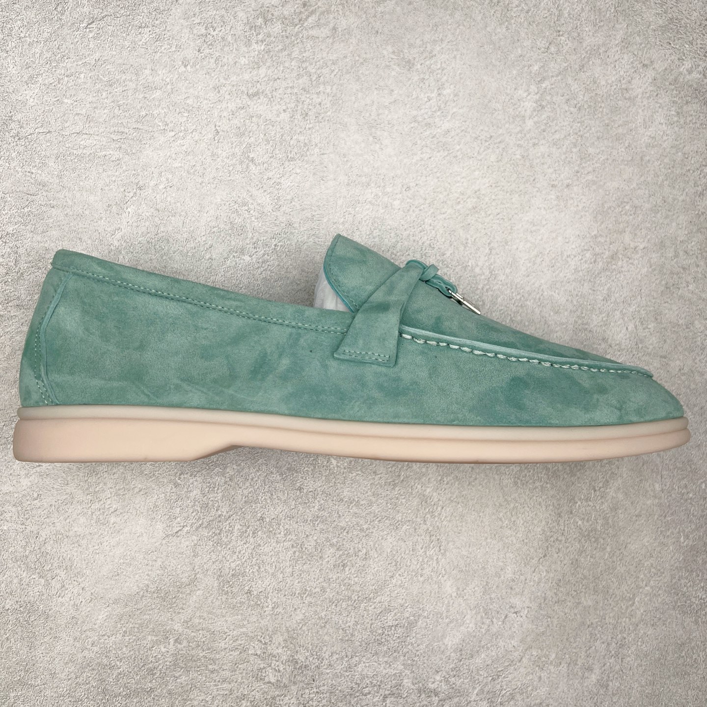 Brunello Cucinelli 小牛皮套脚圆头乐福鞋 Brunello Cucinelli是来自意大利的世界顶级奢侈品牌，被誉为低调奢华的“山羊绒之王”和“服装界真正的奢侈品”。很多人都知道羊绒Cashmere顶级、昂贵，一穿就脱不下来，还很容易和其他衣服相互搭配，但是，再也没有比Brunello Cucinelli 这个品牌更懂得把顶级的羊绒面料设计出一种“低调的奢华”的风格。尺码：37 38 39 40 41 42 43 44 45 46-选品中心