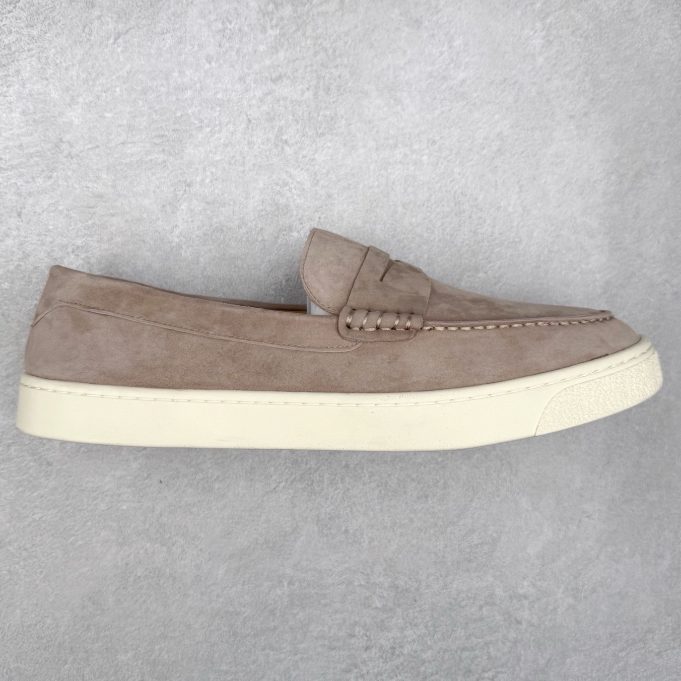 Brunello Cucinelli 小牛皮套脚圆头乐福鞋 Brunello Cucinelli是来自意大利的世界顶级奢侈品牌，被誉为低调奢华的“山羊绒之王”和“服装界真正的奢侈品”。很多人都知道羊绒Cashmere顶级、昂贵，一穿就脱不下来，还很容易和其他衣服相互搭配，但是，再也没有比Brunello Cucinelli 这个品牌更懂得把顶级的羊绒面料设计出一种“低调的奢华”的风格。尺码：37 38 39 40 41 42 43 44 45 46-选品中心