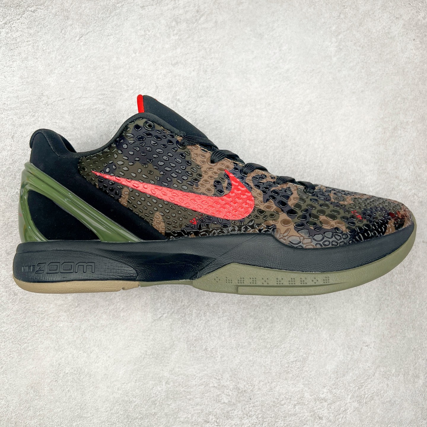 ＃福利特价 NK Kobe 6 Protro 科比6代专业实战篮球鞋 采用了复合式的鞋面 内层为透气网面 中层加载Fly wire科技 而外层则用聚氨酯岛状结构塑造出非常逼真的蛇麟纹路 多层的鞋面结构带来了更好的透气性和更有针对性的保护 加入了双层记忆海绵鞋垫 可根据球员脚形自动调节以提高合脚度 使脚感更加柔软舒适 赋予球员非一般的球场舒适感受 实拍调校N版已经零色差零失真 百分百还原实物色彩所见即所得 不存在货不对板色差等低级问题 选购参考实物拍摄 不混卖不参货 只用心做好货严格选品 承诺混一赔十 尺码：36 36.5 37.5 38 38.5 39 40 40.5 41 42 42.5 43 44 44.5 45 46-选品中心