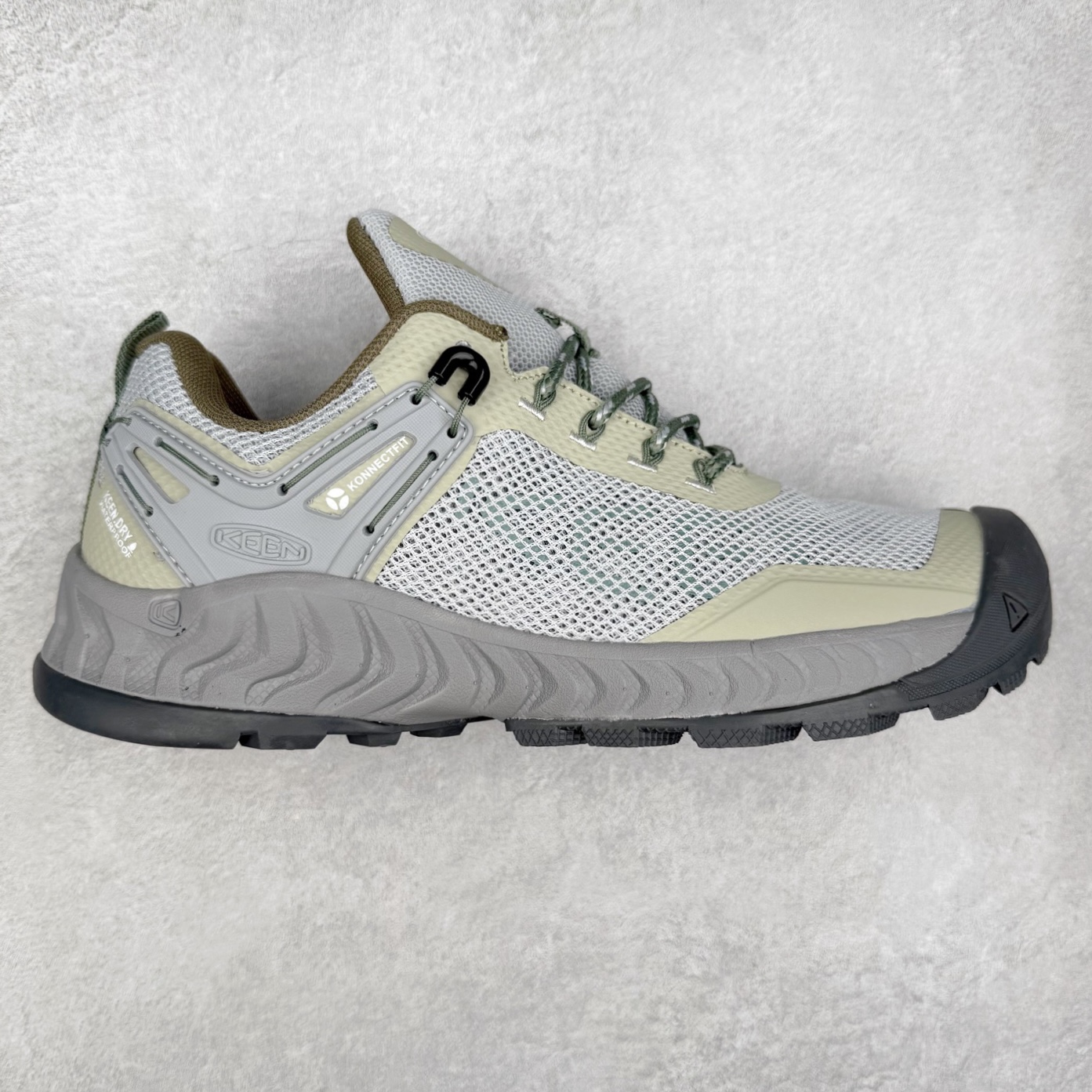 KEEN NXIS EVO 舒适防滑耐磨低帮徒步鞋 KEEN恳因—诞生于2003年的美国人气户外品牌，以一双“保护脚趾”且能涉足水域的户外凉鞋NEWPORT诞生为契机，开启原创制鞋之路。KEEN相信，天空之下即是户外，因为户外不一定是极具挑战性的独自冒险，也可以是与朋友、家人和宠物一同分享外面的世界。同时，KEEN从诞生之初便始终贯彻环保制鞋的理念，不断创造出优秀的原创奇履。脚踏实地，致力向善。我们想和世界产生更多交集为世界减少更多负担，和你趣户外、趣做自己、趣环保让地球和生活都变得更美好。实拍调校N版已经零色差零失真 百分百还原实物色彩所见即所得 不存在货不对板色差等低级问题 选购参考实物拍摄 不混卖不参货 只用心做好货严格选品 承诺混一赔十 尺码：36 36.5 37.5 38 38.5 39 40 40.5 41 42 42.5 43 44 44.5 45-选品中心