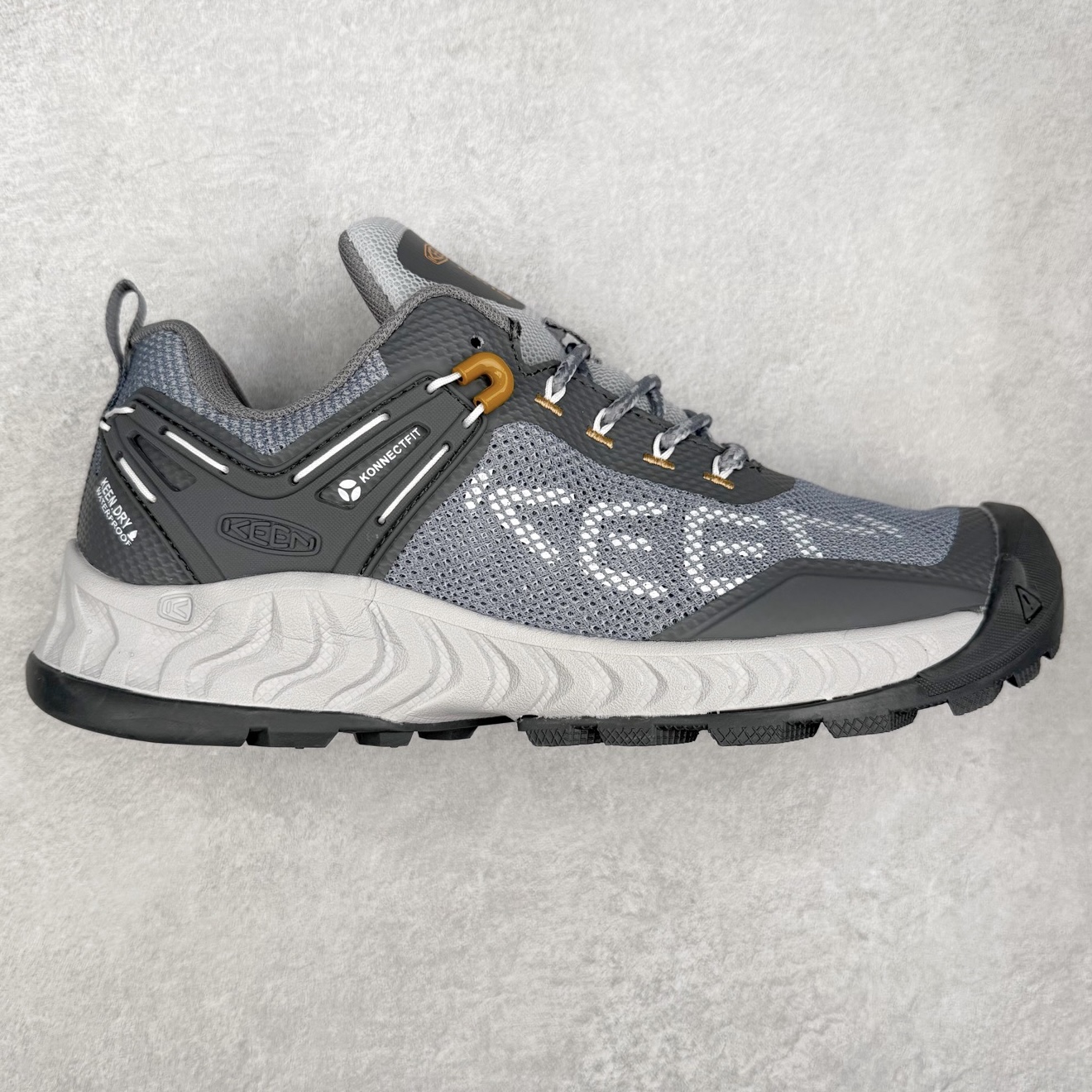 KEEN NXIS EVO 舒适防滑耐磨低帮徒步鞋 KEEN恳因—诞生于2003年的美国人气户外品牌，以一双“保护脚趾”且能涉足水域的户外凉鞋NEWPORT诞生为契机，开启原创制鞋之路。KEEN相信，天空之下即是户外，因为户外不一定是极具挑战性的独自冒险，也可以是与朋友、家人和宠物一同分享外面的世界。同时，KEEN从诞生之初便始终贯彻环保制鞋的理念，不断创造出优秀的原创奇履。脚踏实地，致力向善。我们想和世界产生更多交集为世界减少更多负担，和你趣户外、趣做自己、趣环保让地球和生活都变得更美好。实拍调校N版已经零色差零失真 百分百还原实物色彩所见即所得 不存在货不对板色差等低级问题 选购参考实物拍摄 不混卖不参货 只用心做好货严格选品 承诺混一赔十 尺码：36 36.5 37.5 38 38.5 39 40 40.5 41 42 42.5 43 44 44.5 45-选品中心