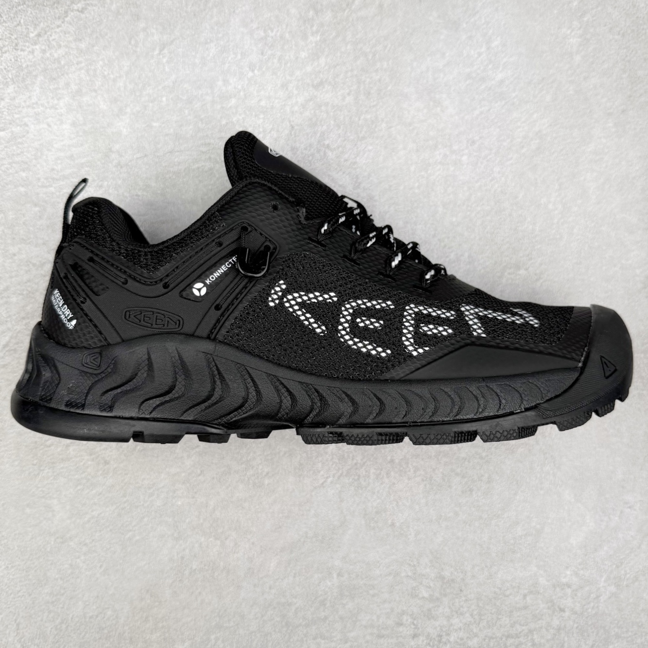 KEEN NXIS EVO 舒适防滑耐磨低帮徒步鞋 KEEN恳因—诞生于2003年的美国人气户外品牌，以一双“保护脚趾”且能涉足水域的户外凉鞋NEWPORT诞生为契机，开启原创制鞋之路。KEEN相信，天空之下即是户外，因为户外不一定是极具挑战性的独自冒险，也可以是与朋友、家人和宠物一同分享外面的世界。同时，KEEN从诞生之初便始终贯彻环保制鞋的理念，不断创造出优秀的原创奇履。脚踏实地，致力向善。我们想和世界产生更多交集为世界减少更多负担，和你趣户外、趣做自己、趣环保让地球和生活都变得更美好。实拍调校N版已经零色差零失真 百分百还原实物色彩所见即所得 不存在货不对板色差等低级问题 选购参考实物拍摄 不混卖不参货 只用心做好货严格选品 承诺混一赔十 尺码：36 36.5 37.5 38 38.5 39 40 40.5 41 42 42.5 43 44 44.5 45-选品中心