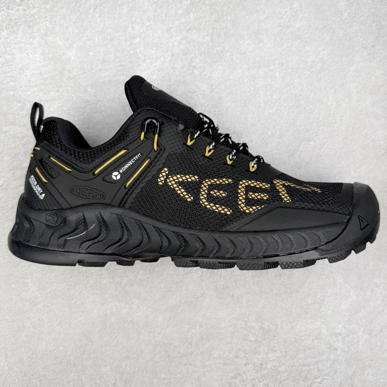 KEEN NXIS EVO 舒适防滑耐磨低帮徒步鞋 KEEN恳因—诞生于2003年的美国人气户外品牌，以一双“保护脚趾”且能涉足水域的户外凉鞋NEWPORT诞生为契机，开启原创制鞋之路。KEEN相信，天空之下即是户外，因为户外不一定是极具挑战性的独自冒险，也可以是与朋友、家人和宠物一同分享外面的世界。同时，KEEN从诞生之初便始终贯彻环保制鞋的理念，不断创造出优秀的原创奇履。脚踏实地，致力向善。我们想和世界产生更多交集为世界减少更多负担，和你趣户外、趣做自己、趣环保让地球和生活都变得更美好。实拍调校N版已经零色差零失真 百分百还原实物色彩所见即所得 不存在货不对板色差等低级问题 选购参考实物拍摄 不混卖不参货 只用心做好货严格选品 承诺混一赔十 尺码：36 36.5 37.5 38 38.5 39 40 40.5 41 42 42.5 43 44 44.5 45-选品中心