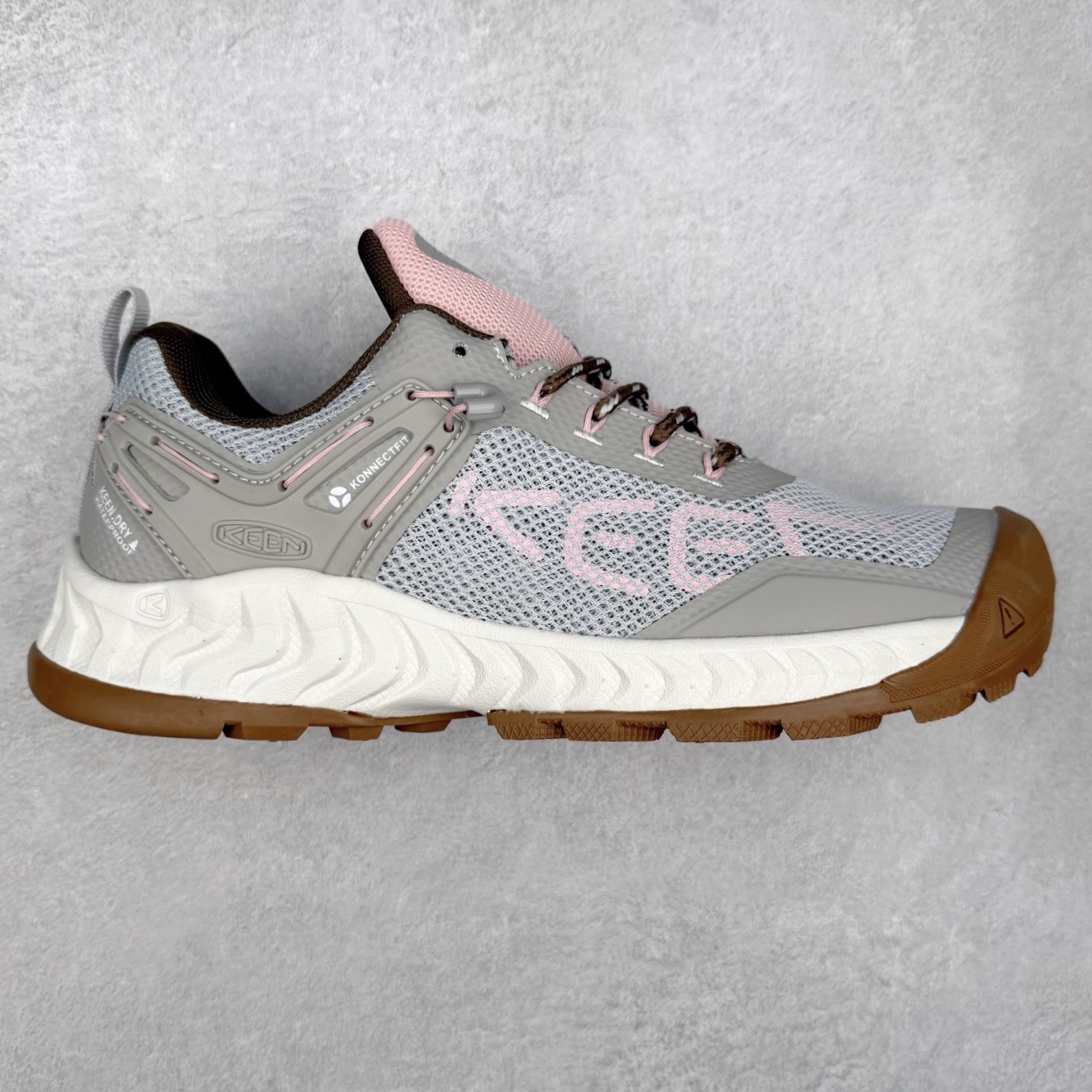 KEEN NXIS EVO 舒适防滑耐磨低帮徒步鞋 KEEN恳因—诞生于2003年的美国人气户外品牌，以一双“保护脚趾”且能涉足水域的户外凉鞋NEWPORT诞生为契机，开启原创制鞋之路。KEEN相信，天空之下即是户外，因为户外不一定是极具挑战性的独自冒险，也可以是与朋友、家人和宠物一同分享外面的世界。同时，KEEN从诞生之初便始终贯彻环保制鞋的理念，不断创造出优秀的原创奇履。脚踏实地，致力向善。我们想和世界产生更多交集为世界减少更多负担，和你趣户外、趣做自己、趣环保让地球和生活都变得更美好。实拍调校N版已经零色差零失真 百分百还原实物色彩所见即所得 不存在货不对板色差等低级问题 选购参考实物拍摄 不混卖不参货 只用心做好货严格选品 承诺混一赔十 尺码：36 36.5 37.5 38 38.5 39 40 40.5 41 42 42.5 43 44 44.5 45-选品中心