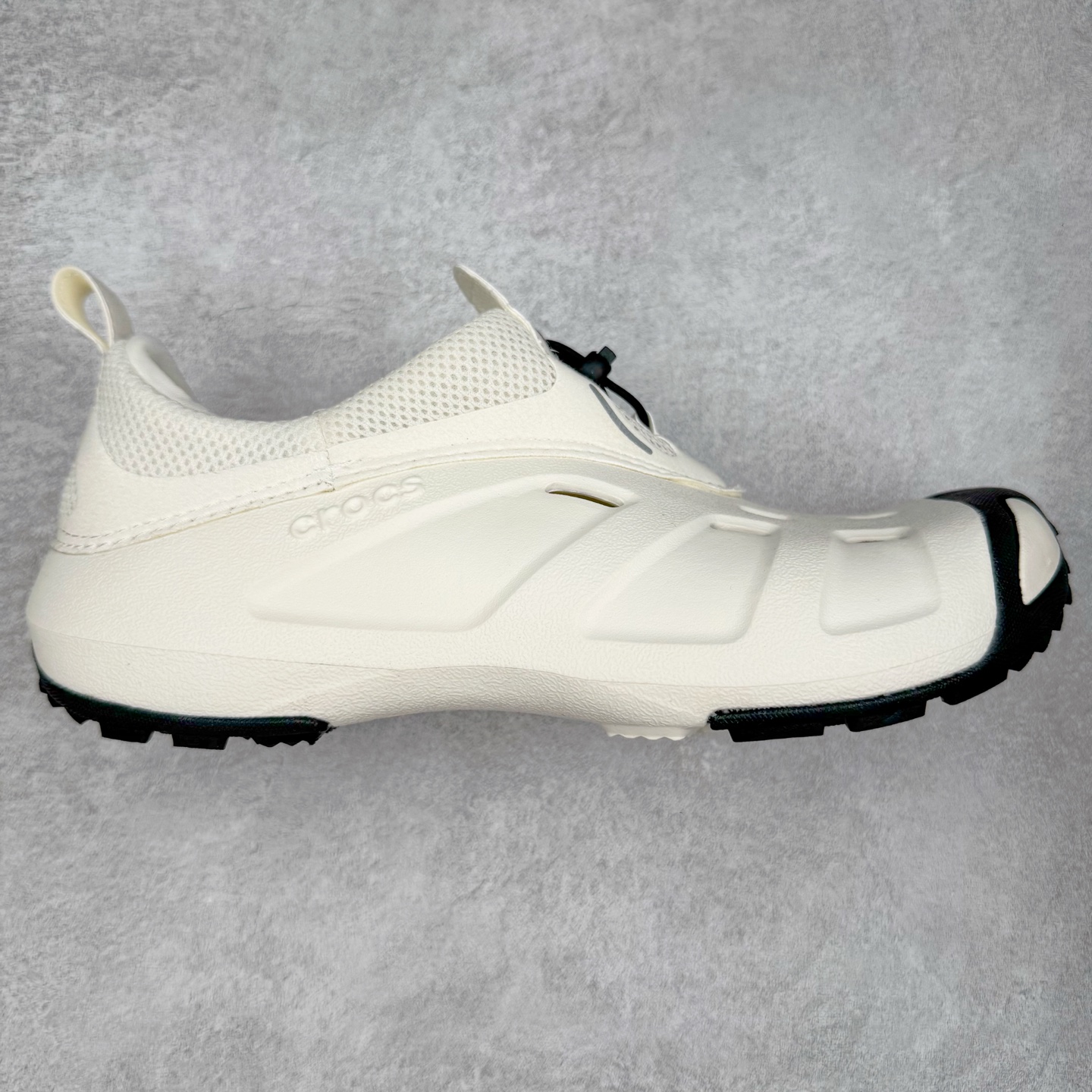 Crocs Quick Trail 卡骆驰舒适百搭轻便耐磨沙滩凉鞋 Crocs（卡骆驰）是全球创新休闲男、女、童鞋的出色品牌。Crocs秉承核心的塑模鞋履工艺，推出了适宜四季的丰富休闲鞋品。所有Crocs鞋款均采用Croslite材料制造，这项技术令每一双鞋都具有柔软、舒适、轻便、无痕的出色品质，而这也是每个Crocs拥有者所了解和钟爱的。实拍调校N版已经零色差零失真 百分百还原实物色彩所见即所得 不存在货不对板色差等低级问题 选购参考实物拍摄 不混卖不参货 只用心做好货严格选品 承诺混一赔十 尺码：36 36.5 37.5 38 38.5 39 40 40.5 41 42 42.5 43 44 44.5 45-选品中心