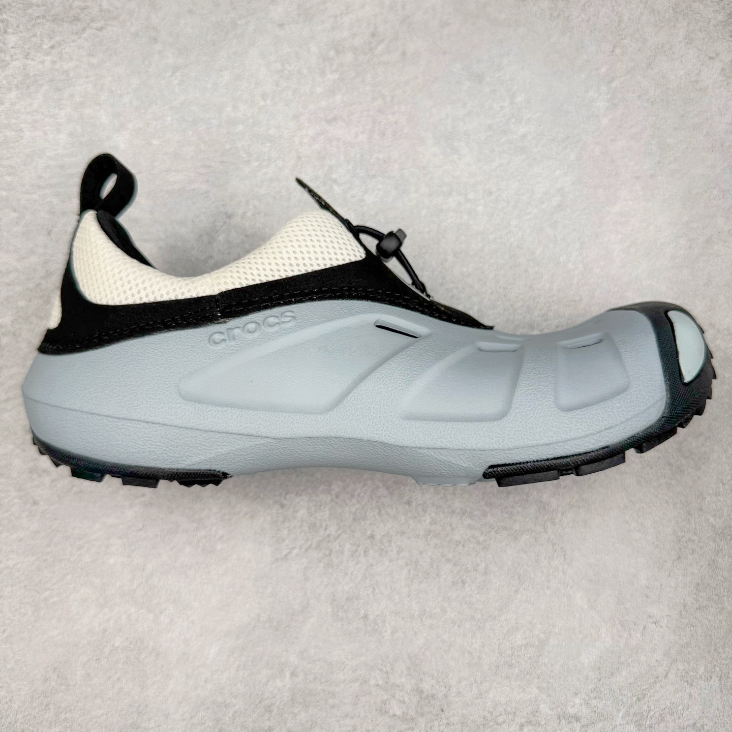 Crocs Quick Trail 卡骆驰舒适百搭轻便耐磨沙滩凉鞋 Crocs（卡骆驰）是全球创新休闲男、女、童鞋的出色品牌。Crocs秉承核心的塑模鞋履工艺，推出了适宜四季的丰富休闲鞋品。所有Crocs鞋款均采用Croslite材料制造，这项技术令每一双鞋都具有柔软、舒适、轻便、无痕的出色品质，而这也是每个Crocs拥有者所了解和钟爱的。实拍调校N版已经零色差零失真 百分百还原实物色彩所见即所得 不存在货不对板色差等低级问题 选购参考实物拍摄 不混卖不参货 只用心做好货严格选品 承诺混一赔十 尺码：36 36.5 37.5 38 38.5 39 40 40.5 41 42 42.5 43 44 44.5 45-选品中心