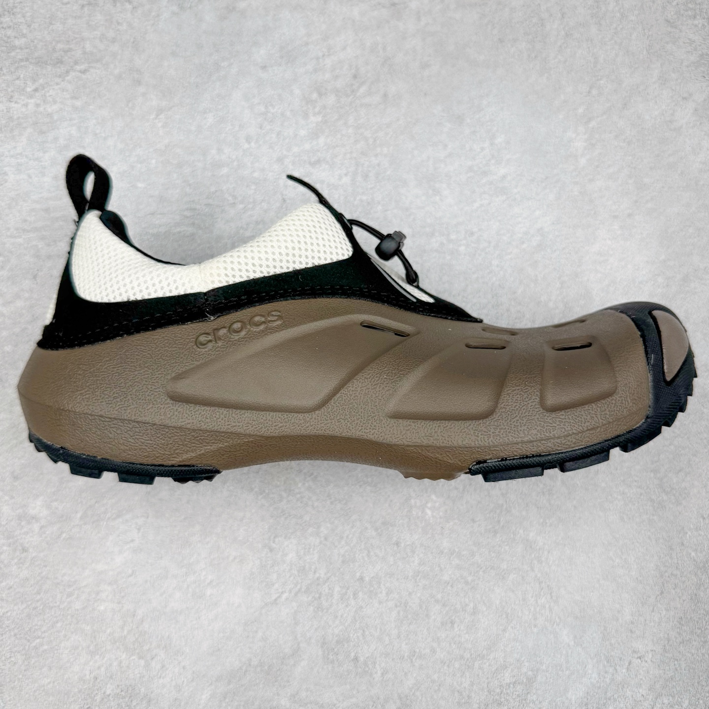 Crocs Quick Trail 卡骆驰舒适百搭轻便耐磨沙滩凉鞋 Crocs（卡骆驰）是全球创新休闲男、女、童鞋的出色品牌。Crocs秉承核心的塑模鞋履工艺，推出了适宜四季的丰富休闲鞋品。所有Crocs鞋款均采用Croslite材料制造，这项技术令每一双鞋都具有柔软、舒适、轻便、无痕的出色品质，而这也是每个Crocs拥有者所了解和钟爱的。实拍调校N版已经零色差零失真 百分百还原实物色彩所见即所得 不存在货不对板色差等低级问题 选购参考实物拍摄 不混卖不参货 只用心做好货严格选品 承诺混一赔十 尺码：36 36.5 37.5 38 38.5 39 40 40.5 41 42 42.5 43 44 44.5 45-选品中心