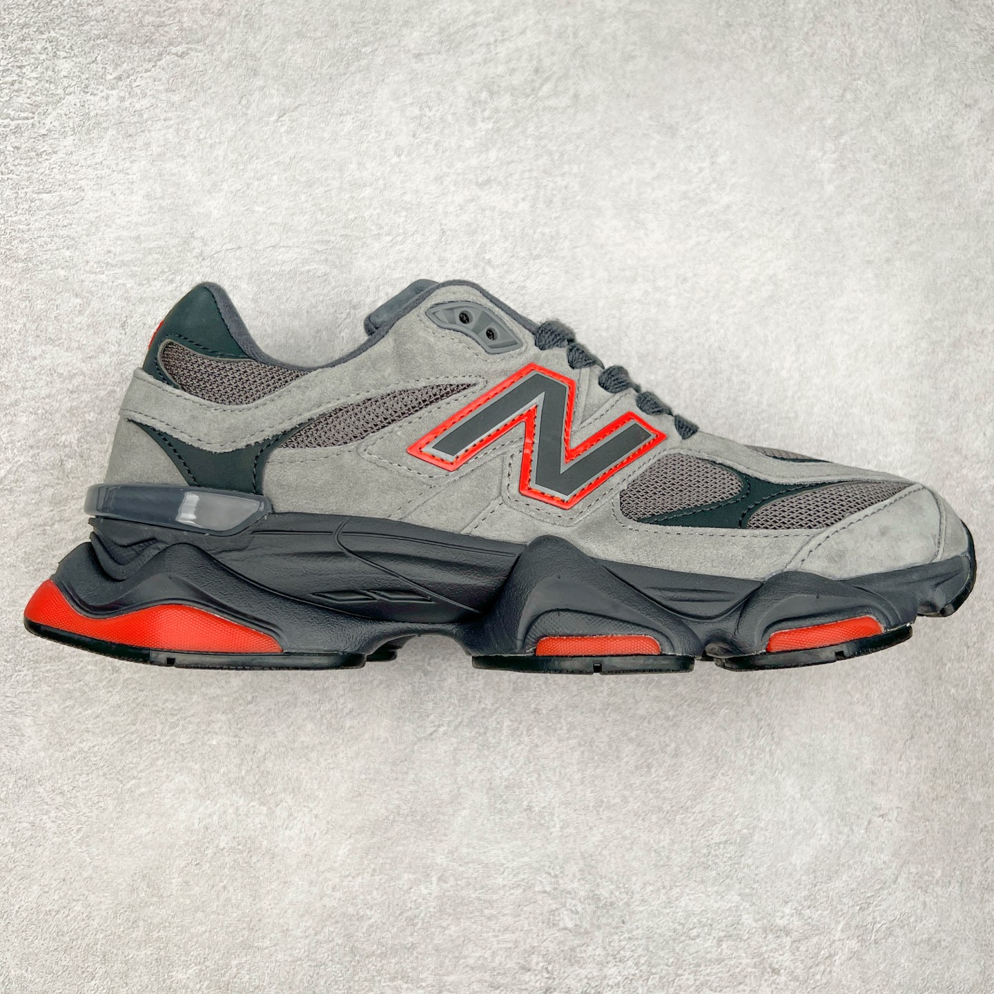New Balance NB9060 复古运动鞋 新百伦又带来了新鞋型 并且是与芝加哥街头品牌 Joe Freshgoods 的联名款 鞋身主体采用了类似 990 系列的设计风格 与传统复古慢跑鞋区别不大 最大的变化就是鞋底部分 在传统设计的中底外层 增加了多个分区的模块 圆润的线条设计与我们熟悉的 New Balance 风格截然不同 但与同样充满弧形线条的鞋面搭配 看起来毫无违和感 尺码：36-45-选品中心