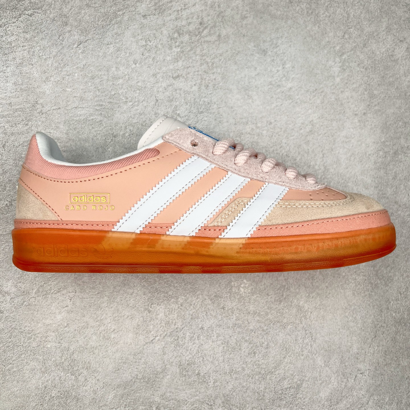 坏痞兔Bad Bunny x AD Gazelle Indoor Trainers 联名羚羊内训系列低帮复古百搭休闲运动德训风板鞋 JS5052 Bad Bunny本人在杂志拍摄时率先上脚带一波节奏，emm，手上拿的杂志封面还是Kylie，看来前女友和布克重新约会，这位哥也还是没放下啊…回到鞋款本身，整体选择了简约的黑白皮革搭配浅灰色长绒麂皮材质，最后以半透明生胶大底收尾，质感在线。不同于以往联名的调色盘操作，Bad Bunny对Gazelle indoor进行了加宽加厚处理，以及鞋头变形的设计，带来全新的歪头面包鞋型Gazelle。此外，鞋款标签直接呈现在后跟处，鞋侧adidas标识下方还加入了\\\”benito\\\”字样，辨识度拉满。尺码：35 36 36⅔ 37⅓ 38 38⅔ 39⅓ 40 40⅔ 41⅓ 42 42⅔ 43⅓ 44 44⅔ 45-选品中心