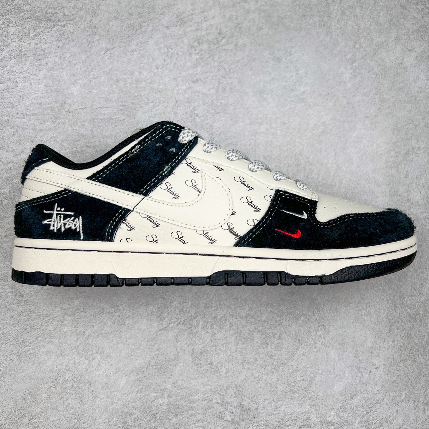 NK Dunk Low 定制配色 XY1688-017 大厂出品 极力推荐 原装头层材料 独家版型蒸餾加工帶來的是更好的视觉和脚感体验大厂纯原品质出货 清洁度 电绣工艺 皮料切割干净无任何毛边 细节完美 实拍调校N版已经零色差零失真 百分百还原实物色彩所见即所得 不存在货不对板色差等低级问题 选购参考实物拍摄 不混卖不参货 只用心做好货严格选品 承诺混一赔十 尺码：36 36.5 37.5 38 38.5 39 40 40.5 41 42 42.5 43 44 44.5 45-选品中心