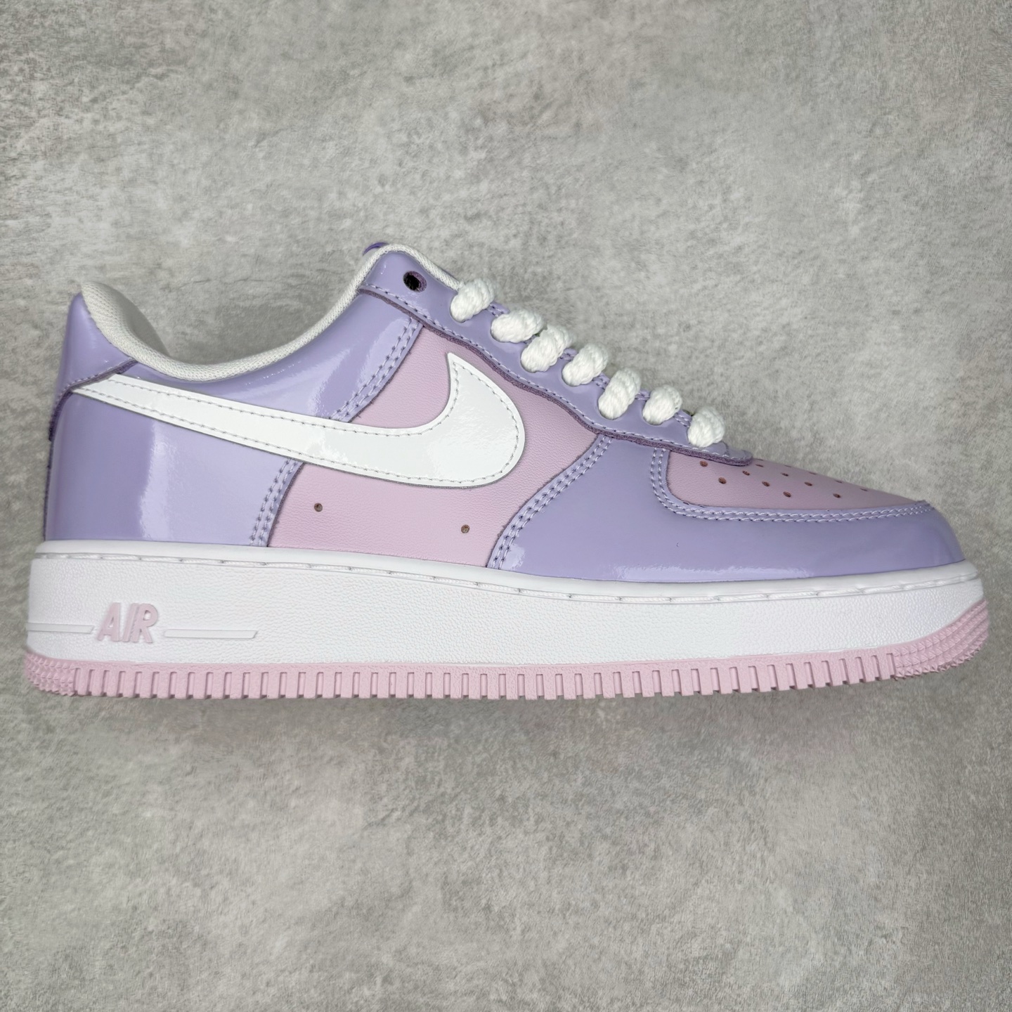 ＃XT纯原 NK Air Force 1´07 Low 空军一号低帮百搭休闲运动板鞋 HV9405-500 顶级批次 2022全新楦头鞋型 鱼鳞大底 历时开发三个月 清洁度完美 二维码鞋标 内置芯片及solo气垫 大底高度及其弧度依照正品 钢印 logo刺绣 鞋口弧度 鞋头长度 鞋面冲孔 鞋垫背胶及钢印 完美鞋型对比正品 每一处都是细节满满 柔软、弹性十足的缓震性能和出色的中底设计 横跨复古与现代的外型结合 造就出风靡全球 三十多年的Force 1 直到今天还深受青睐 实拍调校N版已经零色差零失真 百分百还原实物色彩所见即所得 不存在货不对板色差等低级问题 选购参考实物拍摄 不混卖不参货 只用心做好货严格选品 承诺混一赔十 尺码：36 36.5 37.5 38 38.5 39 40 40.5 41 42 42.5 43 44 44.5 45-选品中心