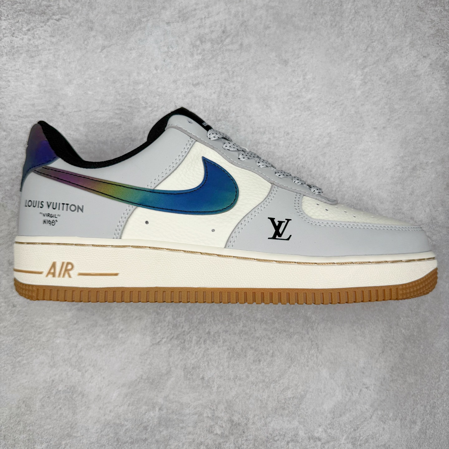 NK Air Force 1´07 Low 空军一号低帮百搭休闲运动板鞋 LW9279-020 柔软、弹性十足的缓震性能和出色的中底设计 横跨复古与现代的外型结合 造就出风靡全球 三十多年的Force 1 直到今天还深受青睐 实拍调校N版已经零色差零失真 百分百还原实物色彩所见即所得 不存在货不对板色差等低级问题 选购参考实物拍摄 不混卖不参货 只用心做好货严格选品 承诺混一赔十 尺码：36 36.5 37.5 38 38.5 39 40 40.5 41 42 42.5 43 44 44.5 45-选品中心