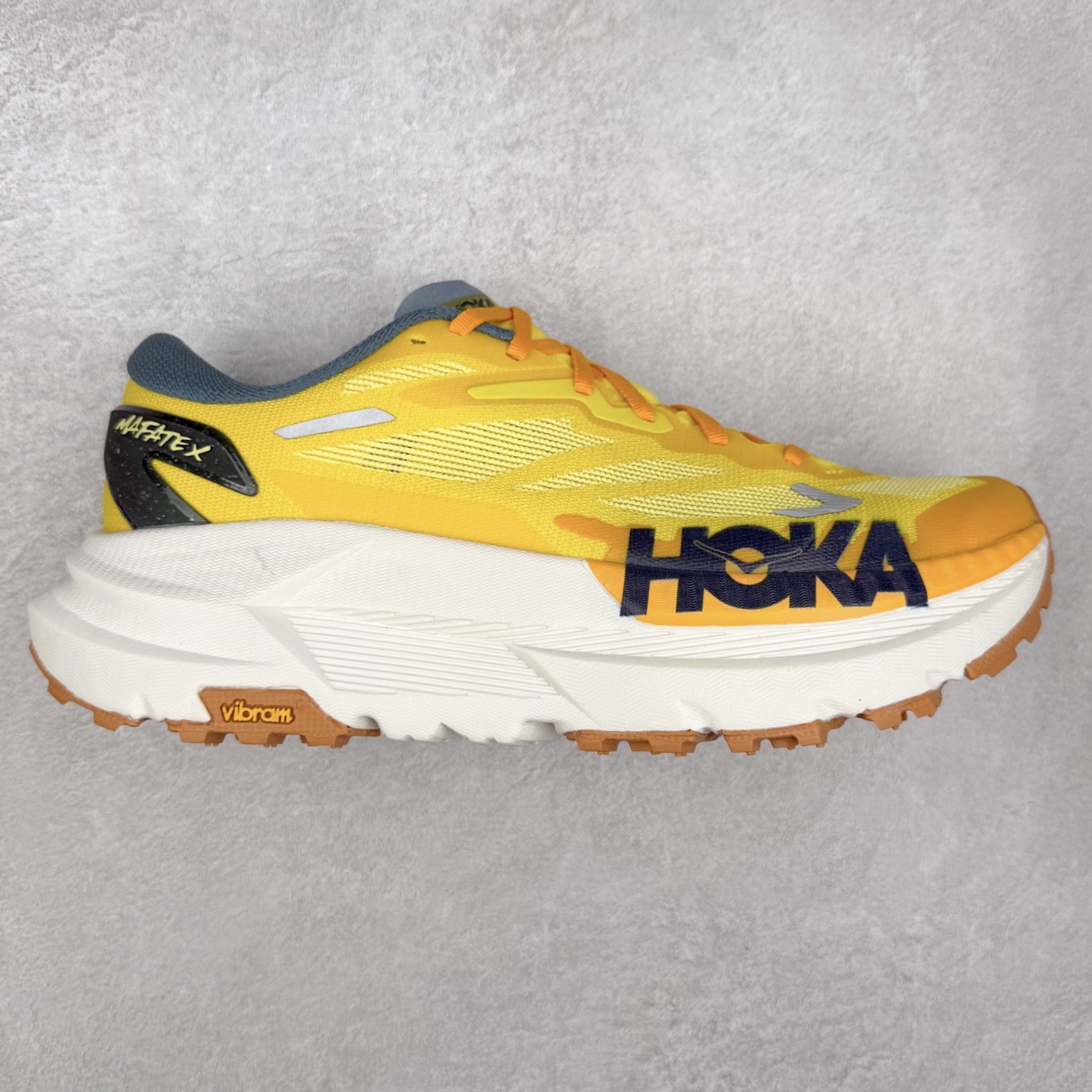 HOKA ONE ONE Mafate X 舒适轻盈低帮休闲越野跑步鞋 HOKA ONE ONE是来自美国的跑步鞋知名品牌，创立于2009年，始终致力于为所有跑者提供更新、更好的跑步装备。相比常规跑鞋，HOKA ONE ONE特别研发使用性能独特的几何形跑鞋中底，此种鞋底更厚、更高、回弹性也更好，除了卓越的缓冲性能，它还能为各种阶段的跑者带来更具动感、更加稳定的跑步体验。HOKAONE ONE从设计之初就清楚意识到，要保证跑者步幅的均匀一致，双脚自然而然的运动至关重要。实拍调校N版已经零色差零失真 百分百还原实物色彩所见即所得 不存在货不对板色差等低级问题 选购参考实物拍摄 不混卖不参货 只用心做好货严格选品 承诺混一赔十 尺码：36 36.5 37.5 38 38.5 39 40 40.5 41 42 42.5 43 44 44.5 45-选品中心