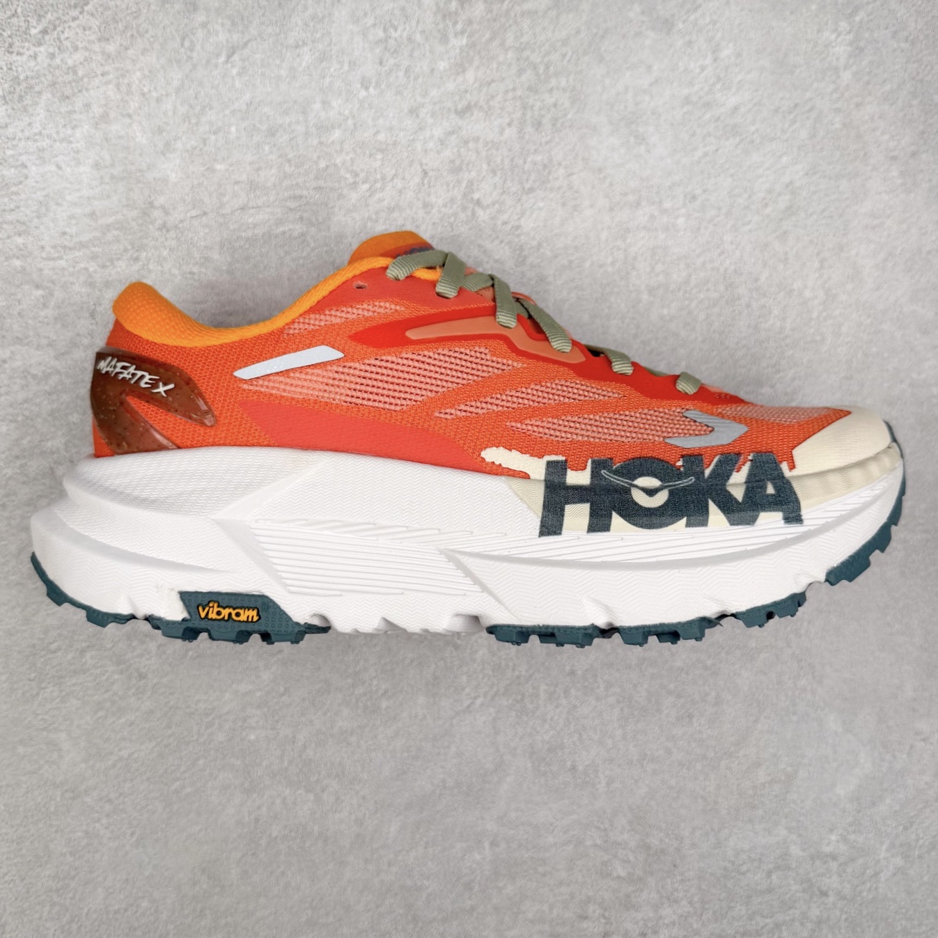 HOKA ONE ONE Mafate X 舒适轻盈低帮休闲越野跑步鞋 HOKA ONE ONE是来自美国的跑步鞋知名品牌，创立于2009年，始终致力于为所有跑者提供更新、更好的跑步装备。相比常规跑鞋，HOKA ONE ONE特别研发使用性能独特的几何形跑鞋中底，此种鞋底更厚、更高、回弹性也更好，除了卓越的缓冲性能，它还能为各种阶段的跑者带来更具动感、更加稳定的跑步体验。HOKAONE ONE从设计之初就清楚意识到，要保证跑者步幅的均匀一致，双脚自然而然的运动至关重要。实拍调校N版已经零色差零失真 百分百还原实物色彩所见即所得 不存在货不对板色差等低级问题 选购参考实物拍摄 不混卖不参货 只用心做好货严格选品 承诺混一赔十 尺码：36 36.5 37.5 38 38.5 39 40 40.5 41 42 42.5 43 44 44.5 45-选品中心