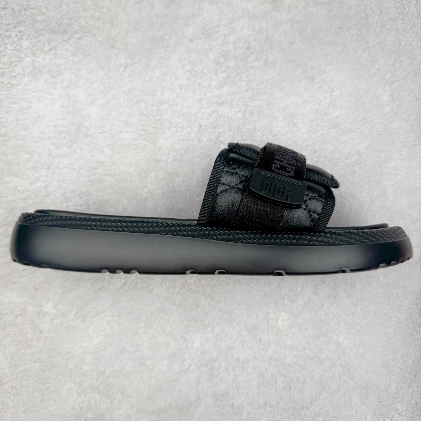 Dior Dioriviera Dway 迪奥圆头套穿一字拖鞋 厚底拖鞋 原版购入开发做货 这款 Dior H-Town 凉鞋致敬运动风格经典标识，彰显 Dior 的高订精神。采用黑色橡胶精心制作，Oblique 印花鞋面，饰以同色调牛皮革细节提升格调。橡胶鞋底融入多种元素，饰以 Dior 标志更显精致，彰显未来主义风格。可与短裤或牛仔裤搭配穿着，配合送专柜精美包装 尺码：35 36 37 38 39 40 41-选品中心