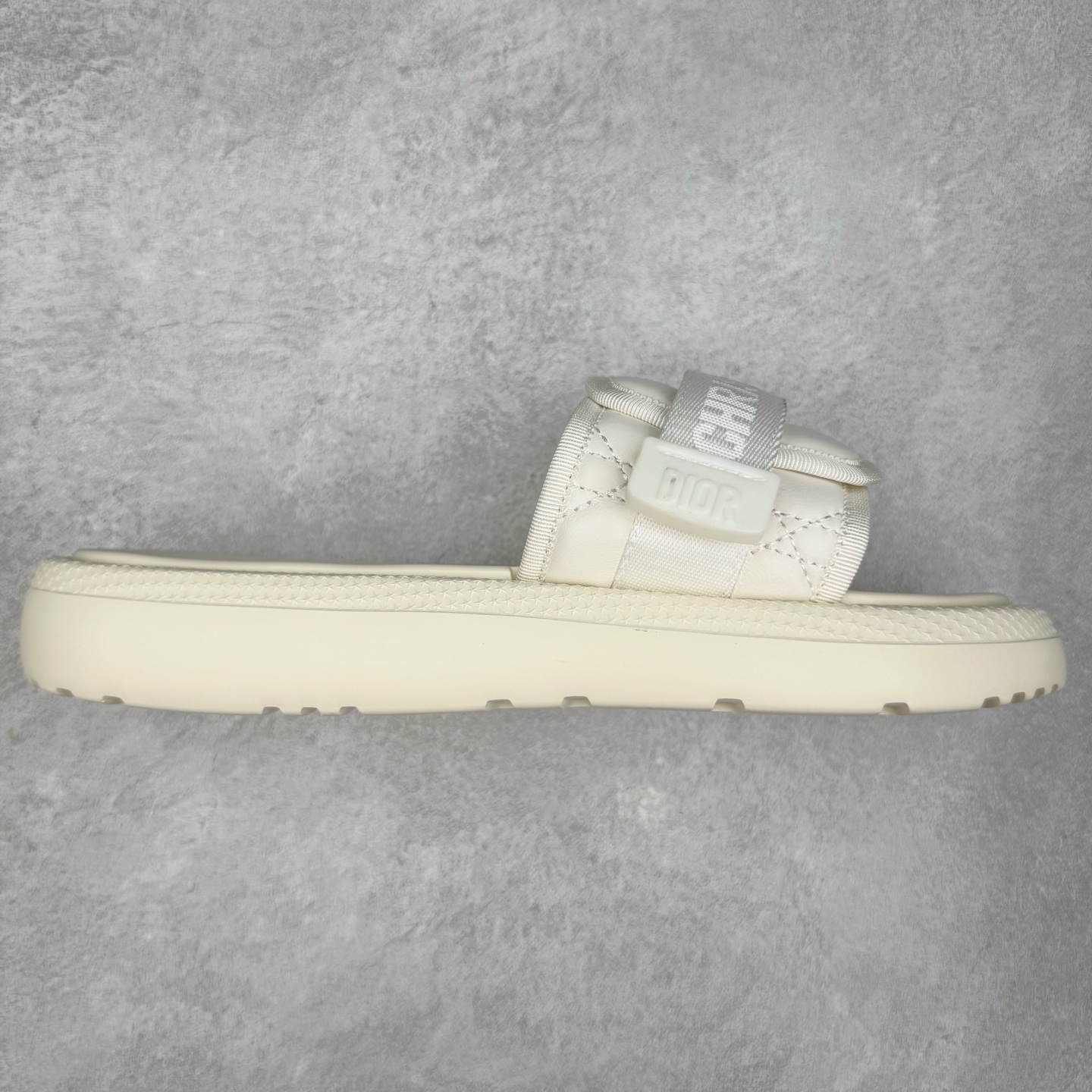 Dior Dioriviera Dway 迪奥圆头套穿一字拖鞋 厚底拖鞋 原版购入开发做货 这款 Dior H-Town 凉鞋致敬运动风格经典标识，彰显 Dior 的高订精神。采用黑色橡胶精心制作，Oblique 印花鞋面，饰以同色调牛皮革细节提升格调。橡胶鞋底融入多种元素，饰以 Dior 标志更显精致，彰显未来主义风格。可与短裤或牛仔裤搭配穿着，配合送专柜精美包装 尺码：35 36 37 38 39 40 41-选品中心