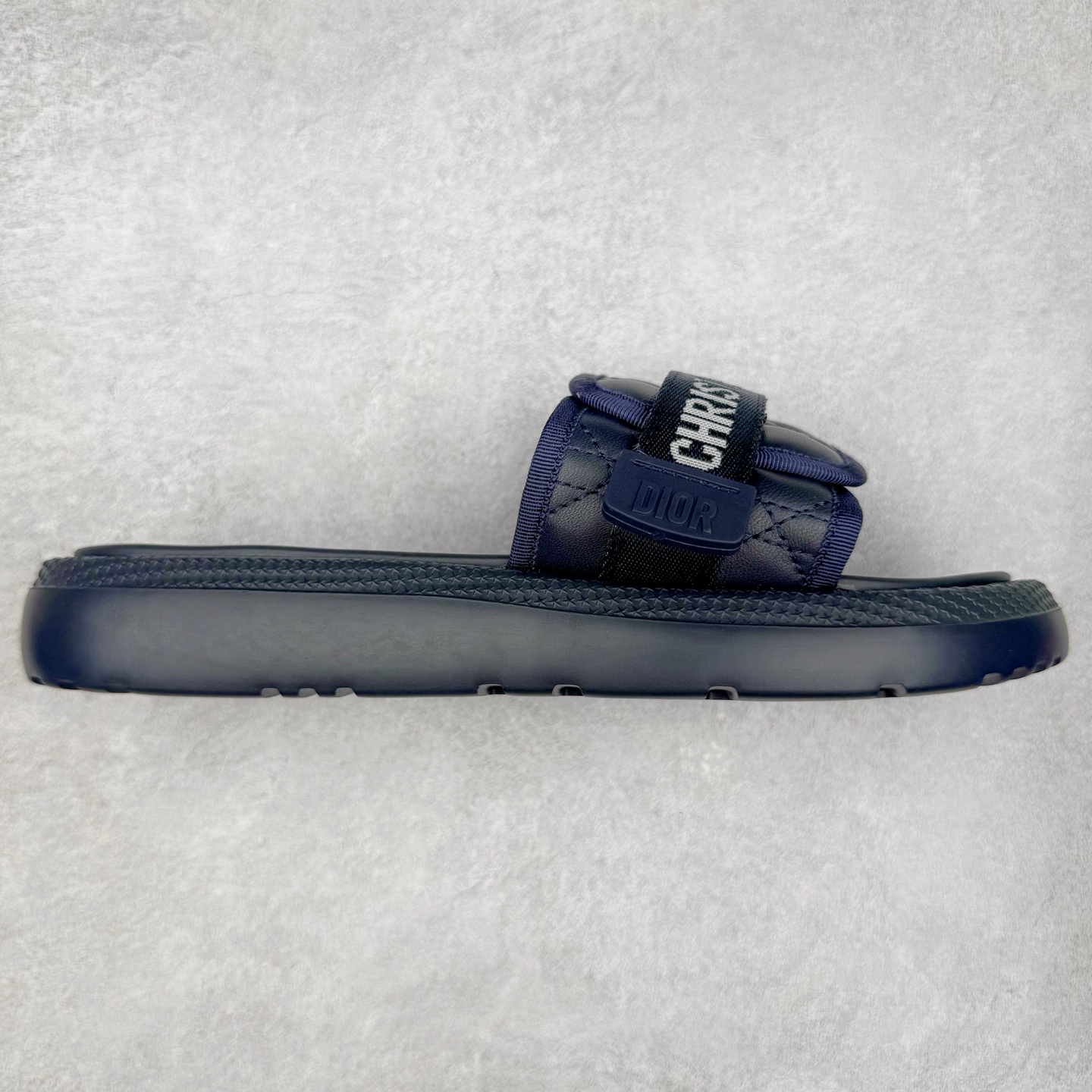 Dior Dioriviera Dway 迪奥圆头套穿一字拖鞋 厚底拖鞋 原版购入开发做货 这款 Dior H-Town 凉鞋致敬运动风格经典标识，彰显 Dior 的高订精神。采用黑色橡胶精心制作，Oblique 印花鞋面，饰以同色调牛皮革细节提升格调。橡胶鞋底融入多种元素，饰以 Dior 标志更显精致，彰显未来主义风格。可与短裤或牛仔裤搭配穿着，配合送专柜精美包装 尺码：35 36 37 38 39 40 41-选品中心