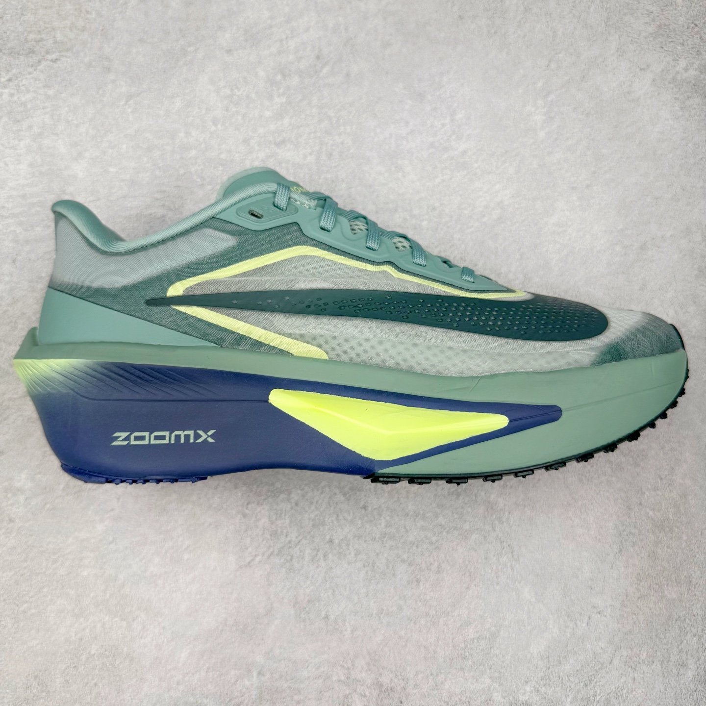 NK ZoomX Invincible Run Flyknit 6 轻量跑鞋 飞织低帮休闲运动慢跑鞋 FN8454-003 此鞋专为短跑运动员而生 是为 5 至 10 公里距离的赛事和训练打造 整体设计采用流线型的轻质工程网眼材质构成鞋面 并与其他 Running 旗舰鞋款同样搭载全脚掌 ZoomX 缓冲中底 搭配 Pebax 物料与橡胶外底 ZoomX StreakFly 首发配色以Prototype呈现 其灵感是来自开发期间的磨损测试 透过编号的标记与内侧的预期跑步距离突出研发过程 尺码：36 36.5 37.5 38 38.5 39 40 40.5 41 42 42.5 43 44 45-选品中心