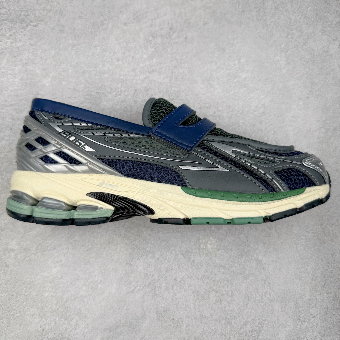 JUNYA WATANABE x New Balance NB 1906R 新百伦联名款舒适百搭防滑低帮生活休闲鞋乐福鞋 Junya Watanabe 和 New Balance 再次联手，推出了全新的合作款——1906 Loafer。这款跨越运动鞋与皮鞋界限的设计。设计将 New Balance 1906R 的技术与经典皮革便鞋的风格完美融合。厚实的鞋底与精致的漆皮鞋面，不仅保留了运动鞋的舒适感，还能轻松驾驭休闲与正式造型。一位国外鞋友对此鞋的评价颇具趣味：“这是开完重要会议后，立马开始 5K 长跑的理想鞋款。”-选品中心