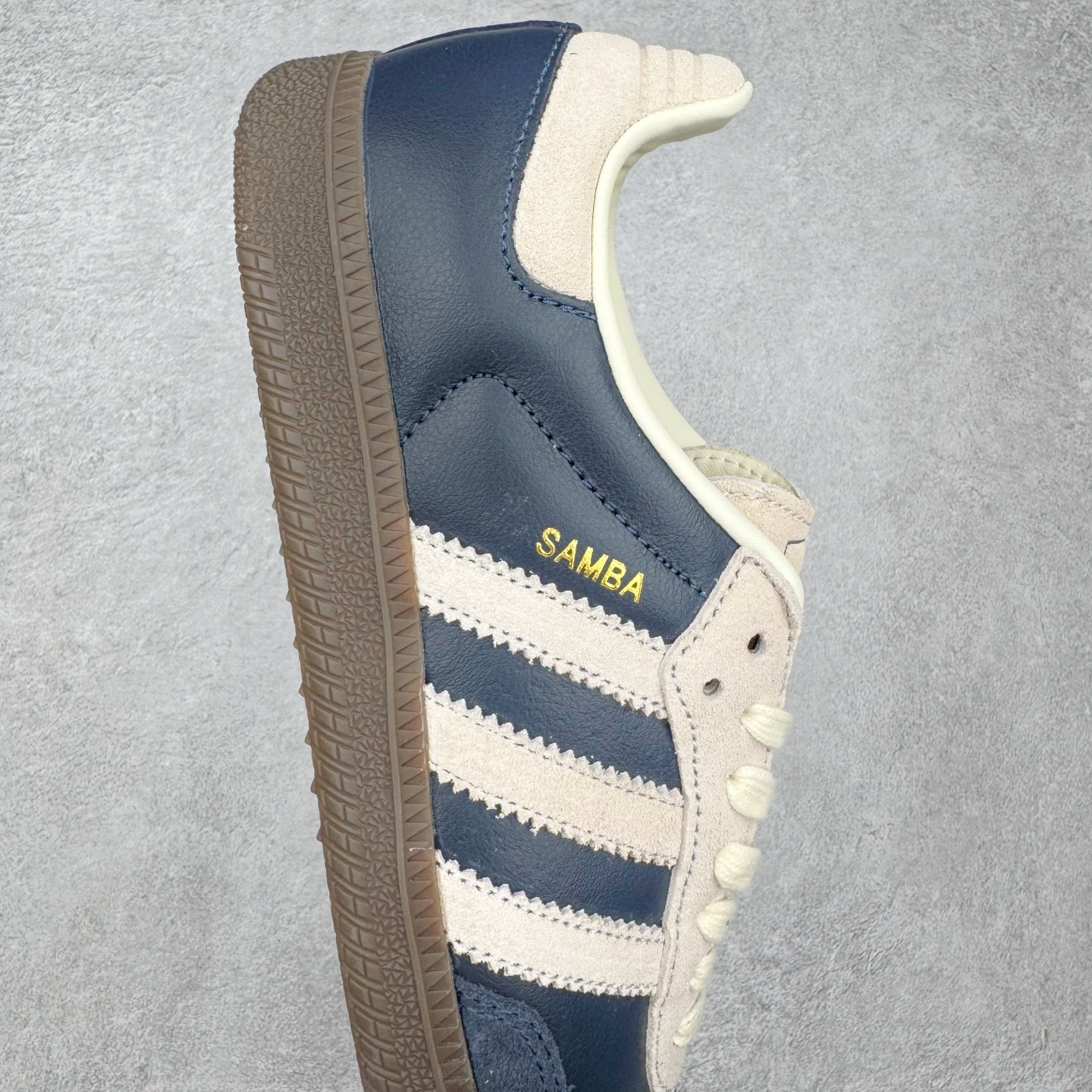 图片[6]-＃纯原 AD Original Samba OG 复古经典轻便板鞋 JI3217 市场最高版本 正确烫金高频细节 原装纳米超迁+原装头层皮料 独家私模橡胶大底 原盒原配 这款桑巴鞋展示了高质量的工艺 带有装饰的超锁缝制和无缝的手感 柔软、柔软的皮革造型和标志性的3条纹完成了精致的外观 正规合身鞋带 鞋面上有绒面鞋垫 橡胶鞋底 享受正畸套筒软感 自50年代首次亮相以来就一直在赢得粉丝的青睐 尺码：36 36.5 37.5 38 38.5 39 40 40.5 41 42 42.5 43 44 44.5 45-选品中心