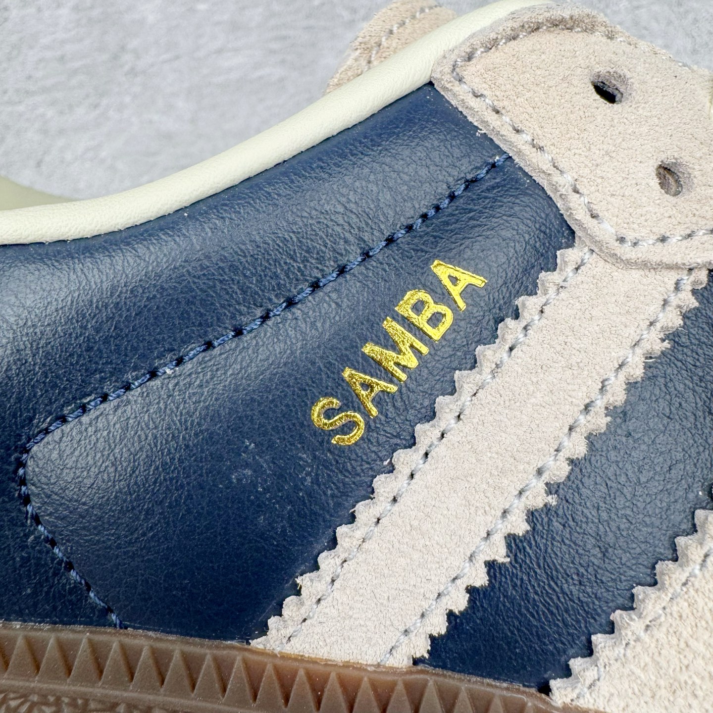 图片[17]-＃纯原 AD Original Samba OG 复古经典轻便板鞋 JI3217 市场最高版本 正确烫金高频细节 原装纳米超迁+原装头层皮料 独家私模橡胶大底 原盒原配 这款桑巴鞋展示了高质量的工艺 带有装饰的超锁缝制和无缝的手感 柔软、柔软的皮革造型和标志性的3条纹完成了精致的外观 正规合身鞋带 鞋面上有绒面鞋垫 橡胶鞋底 享受正畸套筒软感 自50年代首次亮相以来就一直在赢得粉丝的青睐 尺码：36 36.5 37.5 38 38.5 39 40 40.5 41 42 42.5 43 44 44.5 45-选品中心