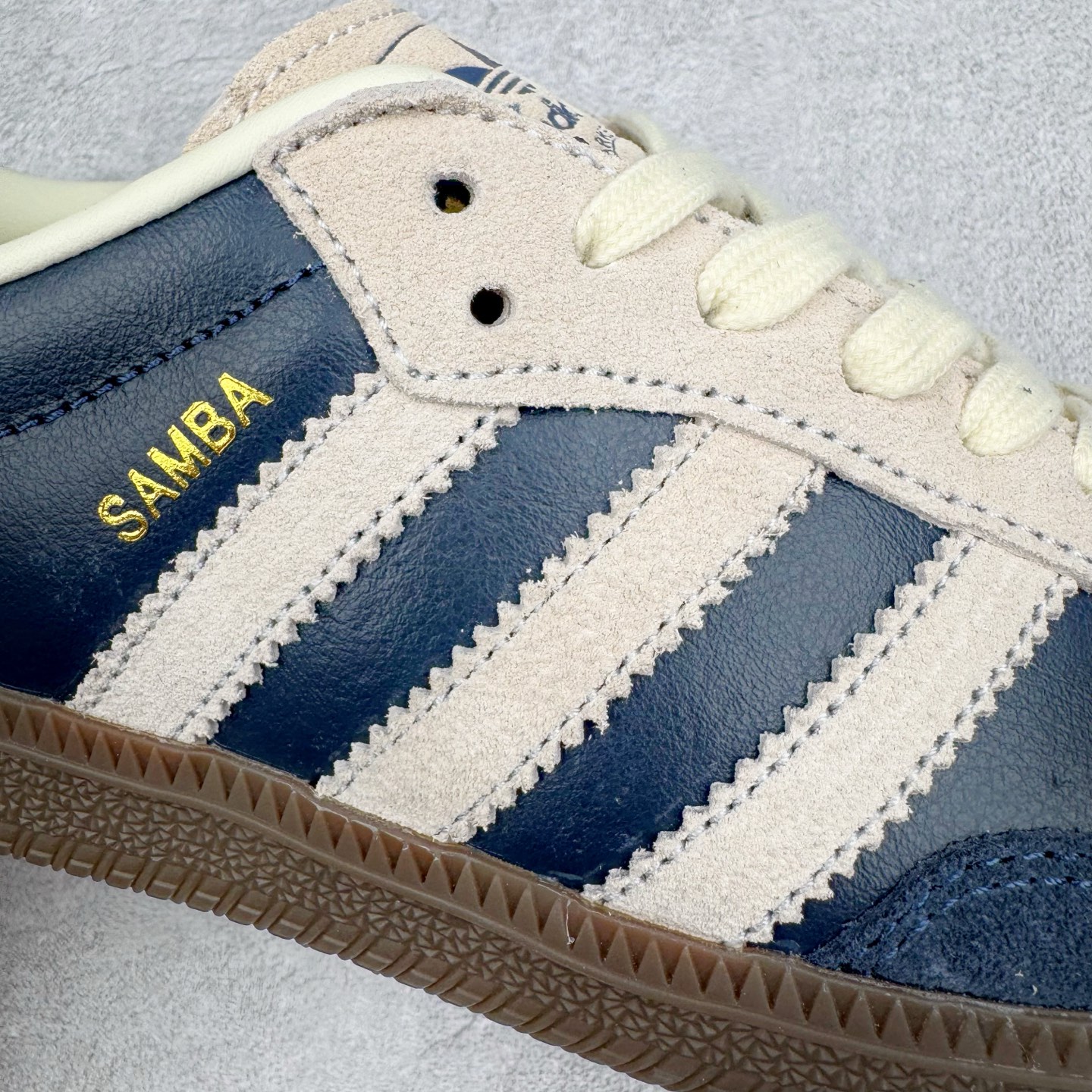 图片[18]-＃纯原 AD Original Samba OG 复古经典轻便板鞋 JI3217 市场最高版本 正确烫金高频细节 原装纳米超迁+原装头层皮料 独家私模橡胶大底 原盒原配 这款桑巴鞋展示了高质量的工艺 带有装饰的超锁缝制和无缝的手感 柔软、柔软的皮革造型和标志性的3条纹完成了精致的外观 正规合身鞋带 鞋面上有绒面鞋垫 橡胶鞋底 享受正畸套筒软感 自50年代首次亮相以来就一直在赢得粉丝的青睐 尺码：36 36.5 37.5 38 38.5 39 40 40.5 41 42 42.5 43 44 44.5 45-选品中心