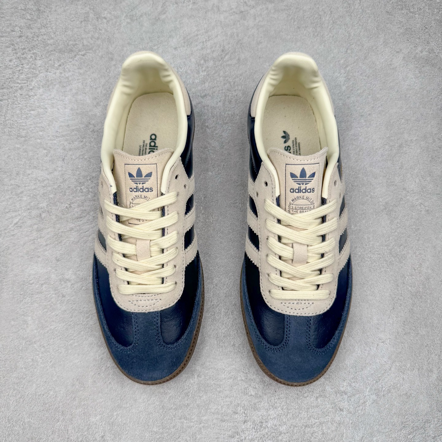 图片[2]-＃纯原 AD Original Samba OG 复古经典轻便板鞋 JI3217 市场最高版本 正确烫金高频细节 原装纳米超迁+原装头层皮料 独家私模橡胶大底 原盒原配 这款桑巴鞋展示了高质量的工艺 带有装饰的超锁缝制和无缝的手感 柔软、柔软的皮革造型和标志性的3条纹完成了精致的外观 正规合身鞋带 鞋面上有绒面鞋垫 橡胶鞋底 享受正畸套筒软感 自50年代首次亮相以来就一直在赢得粉丝的青睐 尺码：36 36.5 37.5 38 38.5 39 40 40.5 41 42 42.5 43 44 44.5 45-选品中心