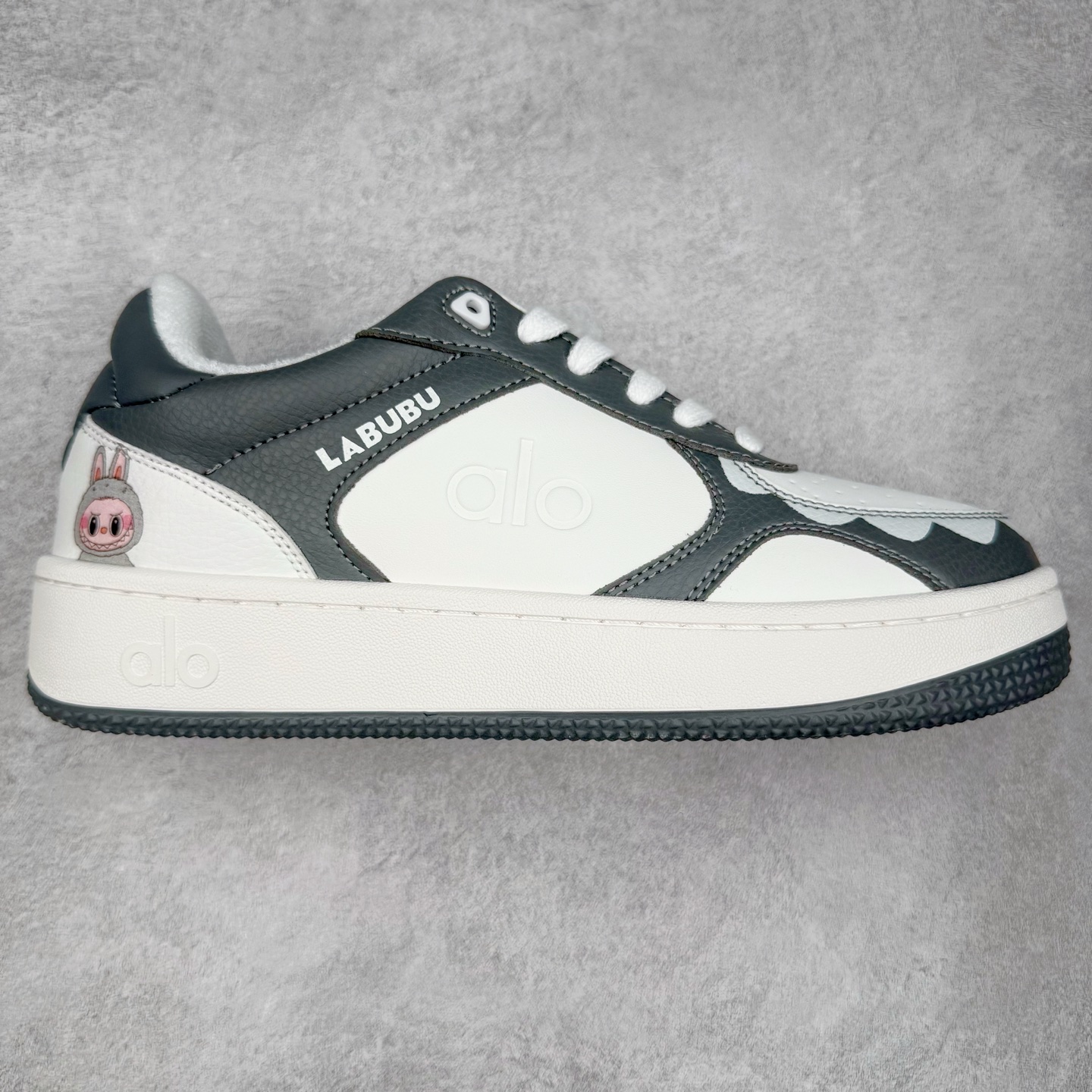 Alo yoga 易梦玲 Jisoo智秀 等多位明星同款上脚 主打各大平台外贸主推大厂采购原材料多处细节一步到位 生产细节 没得说 一款随意搭配的都好看的鞋子aIo采用增高4cm 主打熊猫色 春夏秋冬四季款 舒适简约板鞋 TPU防滑耐磨鞋底 #alo #alo女孩 #AIo #健身穿搭 #鞋子推荐 #板鞋 尺码：35 36 37 38 39 40 41 42 43 44 45-选品中心