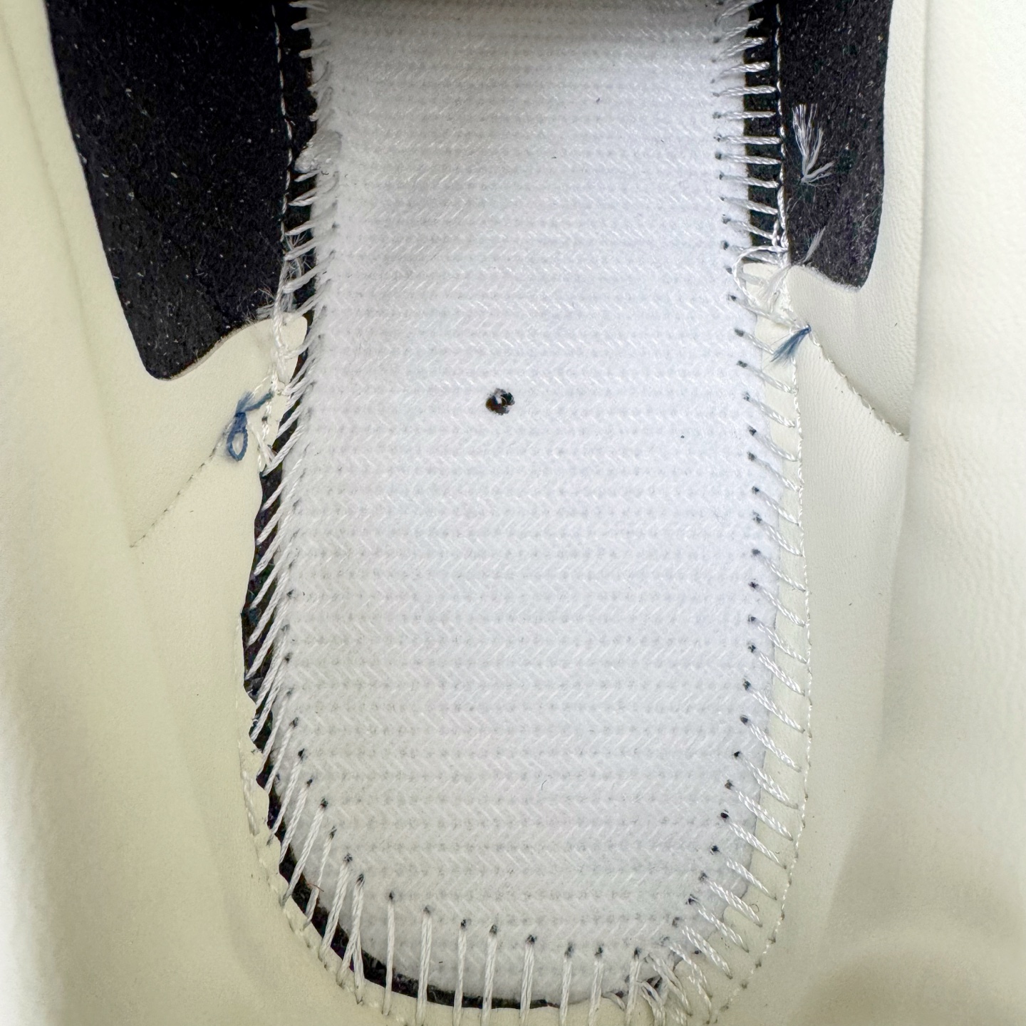 图片[11]-＃纯原 AD Original Samba OG 复古经典轻便板鞋 JI3217 市场最高版本 正确烫金高频细节 原装纳米超迁+原装头层皮料 独家私模橡胶大底 原盒原配 这款桑巴鞋展示了高质量的工艺 带有装饰的超锁缝制和无缝的手感 柔软、柔软的皮革造型和标志性的3条纹完成了精致的外观 正规合身鞋带 鞋面上有绒面鞋垫 橡胶鞋底 享受正畸套筒软感 自50年代首次亮相以来就一直在赢得粉丝的青睐 尺码：36 36.5 37.5 38 38.5 39 40 40.5 41 42 42.5 43 44 44.5 45-选品中心