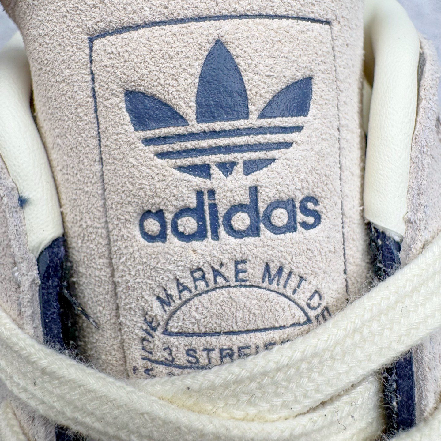 图片[13]-＃纯原 AD Original Samba OG 复古经典轻便板鞋 JI3217 市场最高版本 正确烫金高频细节 原装纳米超迁+原装头层皮料 独家私模橡胶大底 原盒原配 这款桑巴鞋展示了高质量的工艺 带有装饰的超锁缝制和无缝的手感 柔软、柔软的皮革造型和标志性的3条纹完成了精致的外观 正规合身鞋带 鞋面上有绒面鞋垫 橡胶鞋底 享受正畸套筒软感 自50年代首次亮相以来就一直在赢得粉丝的青睐 尺码：36 36.5 37.5 38 38.5 39 40 40.5 41 42 42.5 43 44 44.5 45-选品中心