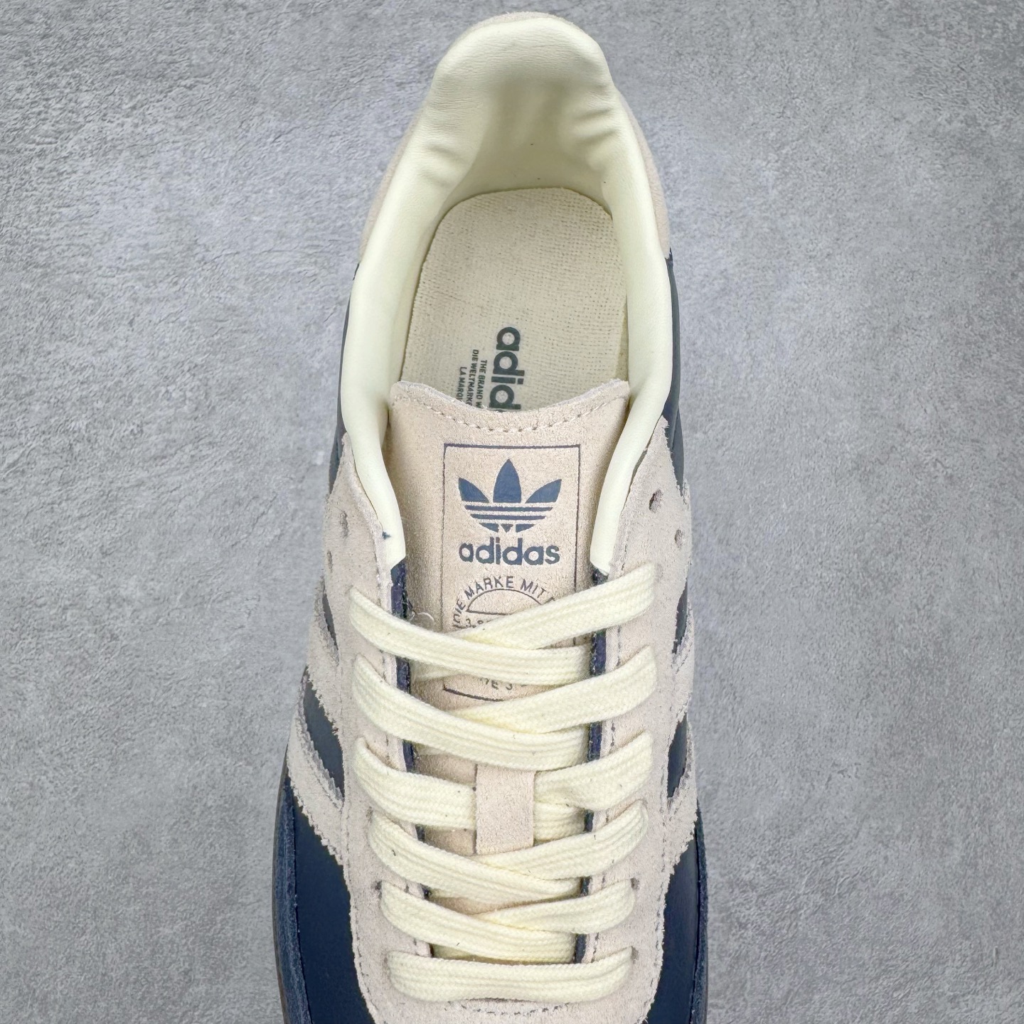 图片[5]-＃纯原 AD Original Samba OG 复古经典轻便板鞋 JI3217 市场最高版本 正确烫金高频细节 原装纳米超迁+原装头层皮料 独家私模橡胶大底 原盒原配 这款桑巴鞋展示了高质量的工艺 带有装饰的超锁缝制和无缝的手感 柔软、柔软的皮革造型和标志性的3条纹完成了精致的外观 正规合身鞋带 鞋面上有绒面鞋垫 橡胶鞋底 享受正畸套筒软感 自50年代首次亮相以来就一直在赢得粉丝的青睐 尺码：36 36.5 37.5 38 38.5 39 40 40.5 41 42 42.5 43 44 44.5 45-选品中心