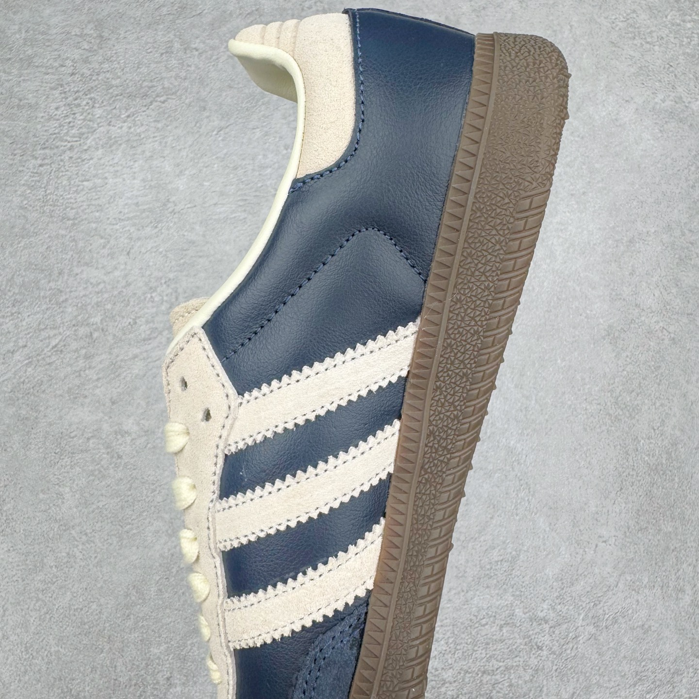 图片[7]-＃纯原 AD Original Samba OG 复古经典轻便板鞋 JI3217 市场最高版本 正确烫金高频细节 原装纳米超迁+原装头层皮料 独家私模橡胶大底 原盒原配 这款桑巴鞋展示了高质量的工艺 带有装饰的超锁缝制和无缝的手感 柔软、柔软的皮革造型和标志性的3条纹完成了精致的外观 正规合身鞋带 鞋面上有绒面鞋垫 橡胶鞋底 享受正畸套筒软感 自50年代首次亮相以来就一直在赢得粉丝的青睐 尺码：36 36.5 37.5 38 38.5 39 40 40.5 41 42 42.5 43 44 44.5 45-选品中心