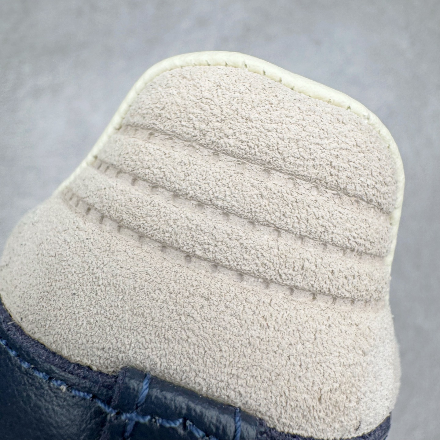 图片[15]-＃纯原 AD Original Samba OG 复古经典轻便板鞋 JI3217 市场最高版本 正确烫金高频细节 原装纳米超迁+原装头层皮料 独家私模橡胶大底 原盒原配 这款桑巴鞋展示了高质量的工艺 带有装饰的超锁缝制和无缝的手感 柔软、柔软的皮革造型和标志性的3条纹完成了精致的外观 正规合身鞋带 鞋面上有绒面鞋垫 橡胶鞋底 享受正畸套筒软感 自50年代首次亮相以来就一直在赢得粉丝的青睐 尺码：36 36.5 37.5 38 38.5 39 40 40.5 41 42 42.5 43 44 44.5 45-选品中心