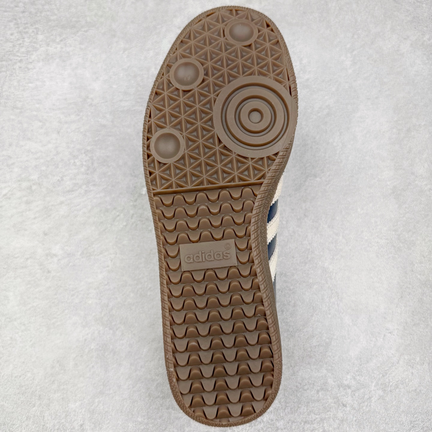 图片[9]-＃纯原 AD Original Samba OG 复古经典轻便板鞋 JI3217 市场最高版本 正确烫金高频细节 原装纳米超迁+原装头层皮料 独家私模橡胶大底 原盒原配 这款桑巴鞋展示了高质量的工艺 带有装饰的超锁缝制和无缝的手感 柔软、柔软的皮革造型和标志性的3条纹完成了精致的外观 正规合身鞋带 鞋面上有绒面鞋垫 橡胶鞋底 享受正畸套筒软感 自50年代首次亮相以来就一直在赢得粉丝的青睐 尺码：36 36.5 37.5 38 38.5 39 40 40.5 41 42 42.5 43 44 44.5 45-选品中心