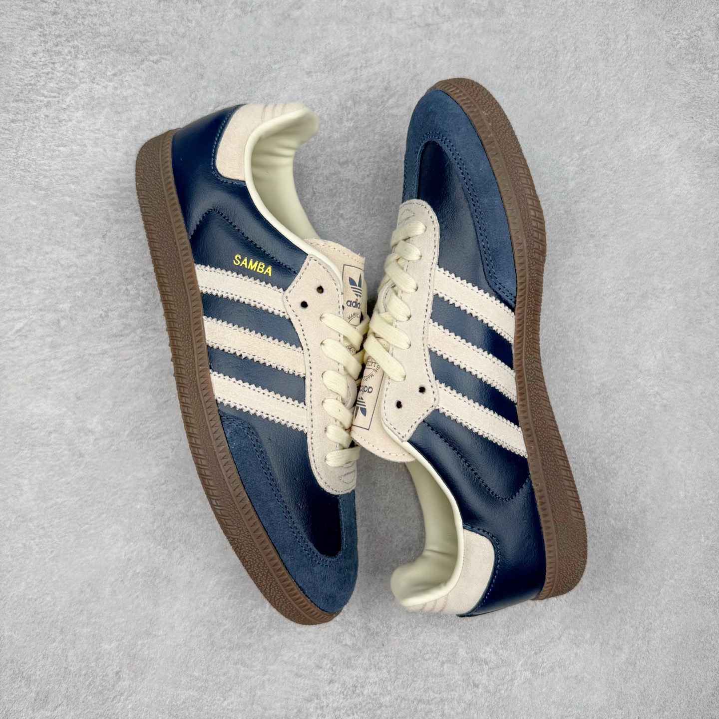 图片[3]-＃纯原 AD Original Samba OG 复古经典轻便板鞋 JI3217 市场最高版本 正确烫金高频细节 原装纳米超迁+原装头层皮料 独家私模橡胶大底 原盒原配 这款桑巴鞋展示了高质量的工艺 带有装饰的超锁缝制和无缝的手感 柔软、柔软的皮革造型和标志性的3条纹完成了精致的外观 正规合身鞋带 鞋面上有绒面鞋垫 橡胶鞋底 享受正畸套筒软感 自50年代首次亮相以来就一直在赢得粉丝的青睐 尺码：36 36.5 37.5 38 38.5 39 40 40.5 41 42 42.5 43 44 44.5 45-选品中心