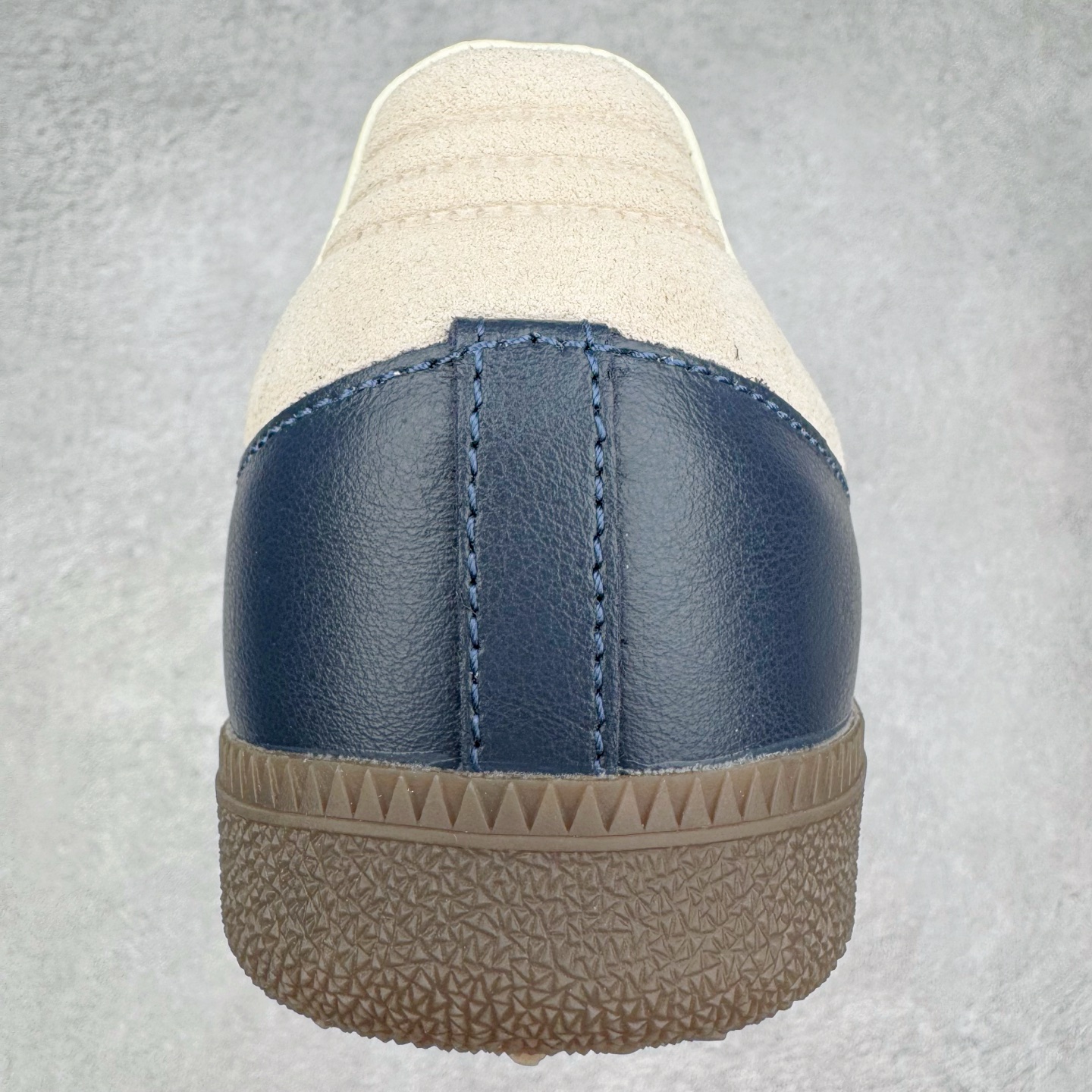 图片[8]-＃纯原 AD Original Samba OG 复古经典轻便板鞋 JI3217 市场最高版本 正确烫金高频细节 原装纳米超迁+原装头层皮料 独家私模橡胶大底 原盒原配 这款桑巴鞋展示了高质量的工艺 带有装饰的超锁缝制和无缝的手感 柔软、柔软的皮革造型和标志性的3条纹完成了精致的外观 正规合身鞋带 鞋面上有绒面鞋垫 橡胶鞋底 享受正畸套筒软感 自50年代首次亮相以来就一直在赢得粉丝的青睐 尺码：36 36.5 37.5 38 38.5 39 40 40.5 41 42 42.5 43 44 44.5 45-选品中心