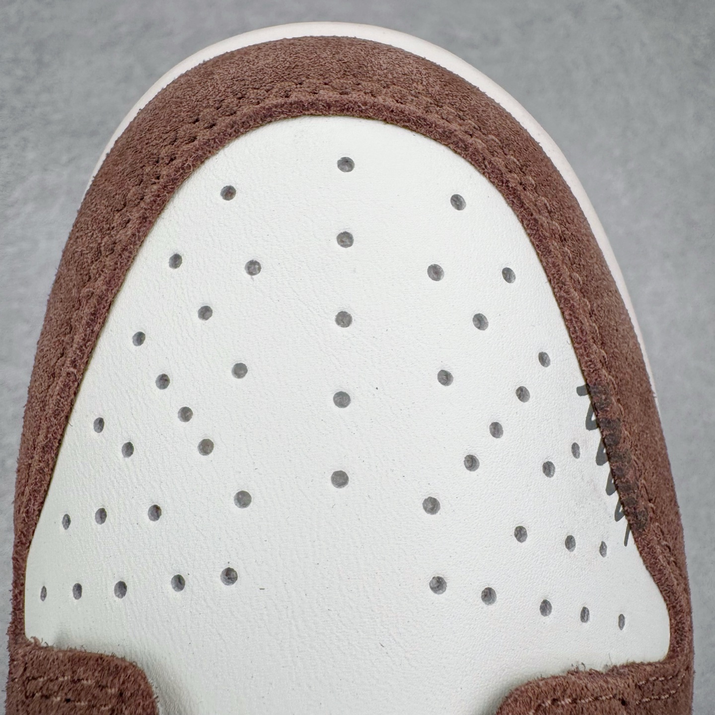 图片[15]-＃YC纯原 NK Dunk Low LABUBU限定IP主题 栗子可可 GW0620-112 此款采用经典 Dunk Low 廓形，搭配 「栗子可可」的独特气质与稀缺属性，甄选优雅栗调翻毛皮革包裹鞋身，如丝滑可可般注入高级质感。深灰 Swoosh 沉稳修饰，后跟巧妙融入 Labubu 标志性元素，打造融合潮流、艺术与收藏价值的诚意之作，穿上即宣告不凡品味。定制系列天花板 无原鞋不开发 全系列得物原鞋一比一校对开发 配色持续更新中 终端对接 优势输出 全套原厂楦头原纸板数据档案倾力打造 原汁原味莞产 极致还原 圈内最强针车工艺 高端零售指定版 广东原厂配套原盒原标 鞋盒分三个尺码段 原厂冲刀 超高清洁度 全鞋零毛边皮料切割 采用原厂百宏鞋带以及原厂百宏织唛舌标 内标可供原厂几率过验 进口原装条纹中底布 四线拉帮白色点胶 原厂拉帮手法遵循公司 原厂电绣 极致还原 尺码：36 36.5 37.5 38 38.5 39 40 40.5 41 42 42.5 43 44 44.5 45 46-选品中心