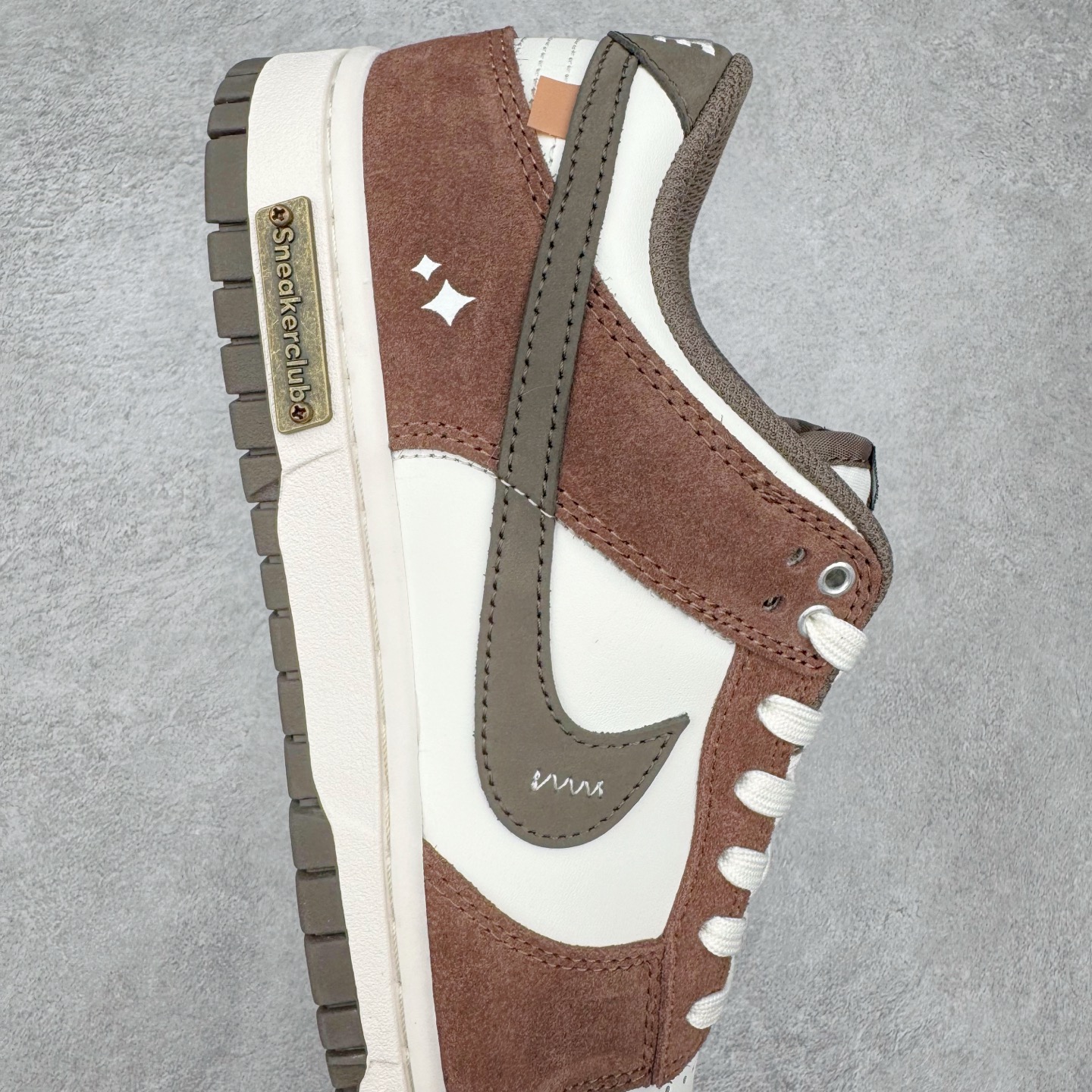 图片[6]-＃YC纯原 NK Dunk Low LABUBU限定IP主题 栗子可可 GW0620-112 此款采用经典 Dunk Low 廓形，搭配 「栗子可可」的独特气质与稀缺属性，甄选优雅栗调翻毛皮革包裹鞋身，如丝滑可可般注入高级质感。深灰 Swoosh 沉稳修饰，后跟巧妙融入 Labubu 标志性元素，打造融合潮流、艺术与收藏价值的诚意之作，穿上即宣告不凡品味。定制系列天花板 无原鞋不开发 全系列得物原鞋一比一校对开发 配色持续更新中 终端对接 优势输出 全套原厂楦头原纸板数据档案倾力打造 原汁原味莞产 极致还原 圈内最强针车工艺 高端零售指定版 广东原厂配套原盒原标 鞋盒分三个尺码段 原厂冲刀 超高清洁度 全鞋零毛边皮料切割 采用原厂百宏鞋带以及原厂百宏织唛舌标 内标可供原厂几率过验 进口原装条纹中底布 四线拉帮白色点胶 原厂拉帮手法遵循公司 原厂电绣 极致还原 尺码：36 36.5 37.5 38 38.5 39 40 40.5 41 42 42.5 43 44 44.5 45 46-选品中心