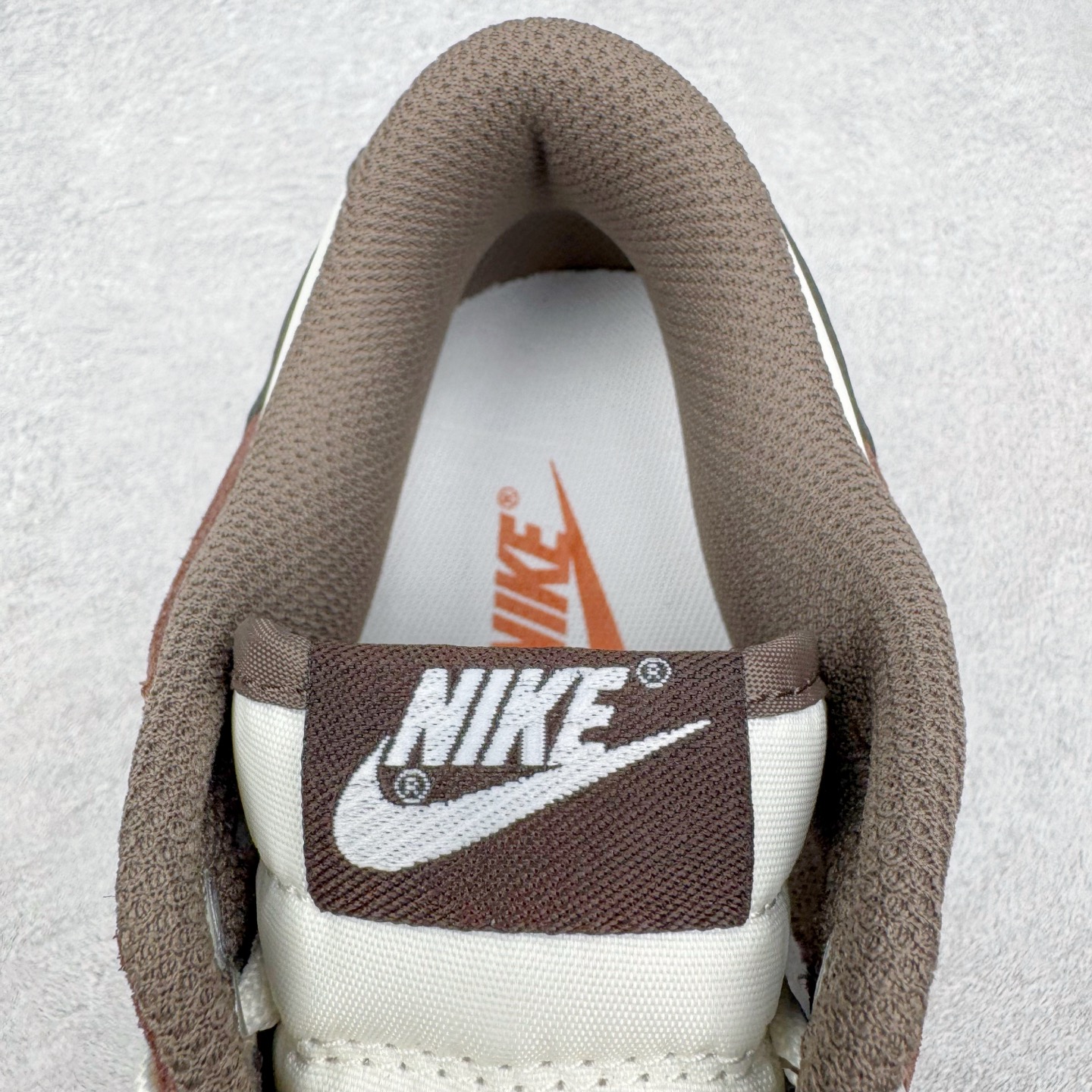 图片[14]-＃YC纯原 NK Dunk Low LABUBU限定IP主题 栗子可可 GW0620-112 此款采用经典 Dunk Low 廓形，搭配 「栗子可可」的独特气质与稀缺属性，甄选优雅栗调翻毛皮革包裹鞋身，如丝滑可可般注入高级质感。深灰 Swoosh 沉稳修饰，后跟巧妙融入 Labubu 标志性元素，打造融合潮流、艺术与收藏价值的诚意之作，穿上即宣告不凡品味。定制系列天花板 无原鞋不开发 全系列得物原鞋一比一校对开发 配色持续更新中 终端对接 优势输出 全套原厂楦头原纸板数据档案倾力打造 原汁原味莞产 极致还原 圈内最强针车工艺 高端零售指定版 广东原厂配套原盒原标 鞋盒分三个尺码段 原厂冲刀 超高清洁度 全鞋零毛边皮料切割 采用原厂百宏鞋带以及原厂百宏织唛舌标 内标可供原厂几率过验 进口原装条纹中底布 四线拉帮白色点胶 原厂拉帮手法遵循公司 原厂电绣 极致还原 尺码：36 36.5 37.5 38 38.5 39 40 40.5 41 42 42.5 43 44 44.5 45 46-选品中心