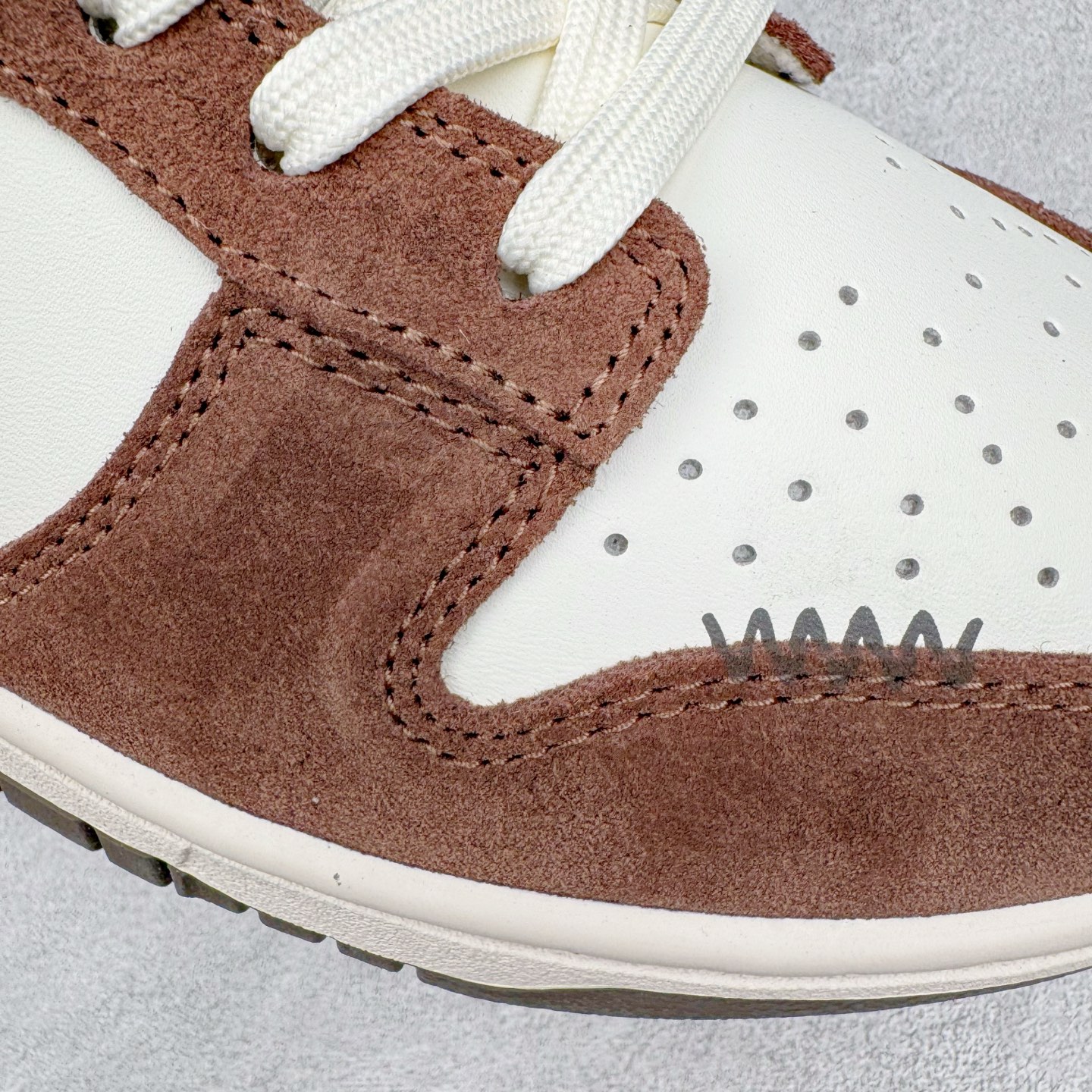 图片[20]-＃YC纯原 NK Dunk Low LABUBU限定IP主题 栗子可可 GW0620-112 此款采用经典 Dunk Low 廓形，搭配 「栗子可可」的独特气质与稀缺属性，甄选优雅栗调翻毛皮革包裹鞋身，如丝滑可可般注入高级质感。深灰 Swoosh 沉稳修饰，后跟巧妙融入 Labubu 标志性元素，打造融合潮流、艺术与收藏价值的诚意之作，穿上即宣告不凡品味。定制系列天花板 无原鞋不开发 全系列得物原鞋一比一校对开发 配色持续更新中 终端对接 优势输出 全套原厂楦头原纸板数据档案倾力打造 原汁原味莞产 极致还原 圈内最强针车工艺 高端零售指定版 广东原厂配套原盒原标 鞋盒分三个尺码段 原厂冲刀 超高清洁度 全鞋零毛边皮料切割 采用原厂百宏鞋带以及原厂百宏织唛舌标 内标可供原厂几率过验 进口原装条纹中底布 四线拉帮白色点胶 原厂拉帮手法遵循公司 原厂电绣 极致还原 尺码：36 36.5 37.5 38 38.5 39 40 40.5 41 42 42.5 43 44 44.5 45 46-选品中心