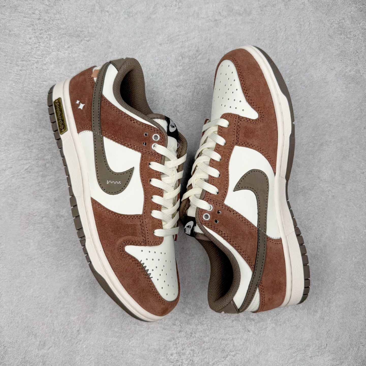 图片[3]-＃YC纯原 NK Dunk Low LABUBU限定IP主题 栗子可可 GW0620-112 此款采用经典 Dunk Low 廓形，搭配 「栗子可可」的独特气质与稀缺属性，甄选优雅栗调翻毛皮革包裹鞋身，如丝滑可可般注入高级质感。深灰 Swoosh 沉稳修饰，后跟巧妙融入 Labubu 标志性元素，打造融合潮流、艺术与收藏价值的诚意之作，穿上即宣告不凡品味。定制系列天花板 无原鞋不开发 全系列得物原鞋一比一校对开发 配色持续更新中 终端对接 优势输出 全套原厂楦头原纸板数据档案倾力打造 原汁原味莞产 极致还原 圈内最强针车工艺 高端零售指定版 广东原厂配套原盒原标 鞋盒分三个尺码段 原厂冲刀 超高清洁度 全鞋零毛边皮料切割 采用原厂百宏鞋带以及原厂百宏织唛舌标 内标可供原厂几率过验 进口原装条纹中底布 四线拉帮白色点胶 原厂拉帮手法遵循公司 原厂电绣 极致还原 尺码：36 36.5 37.5 38 38.5 39 40 40.5 41 42 42.5 43 44 44.5 45 46-选品中心