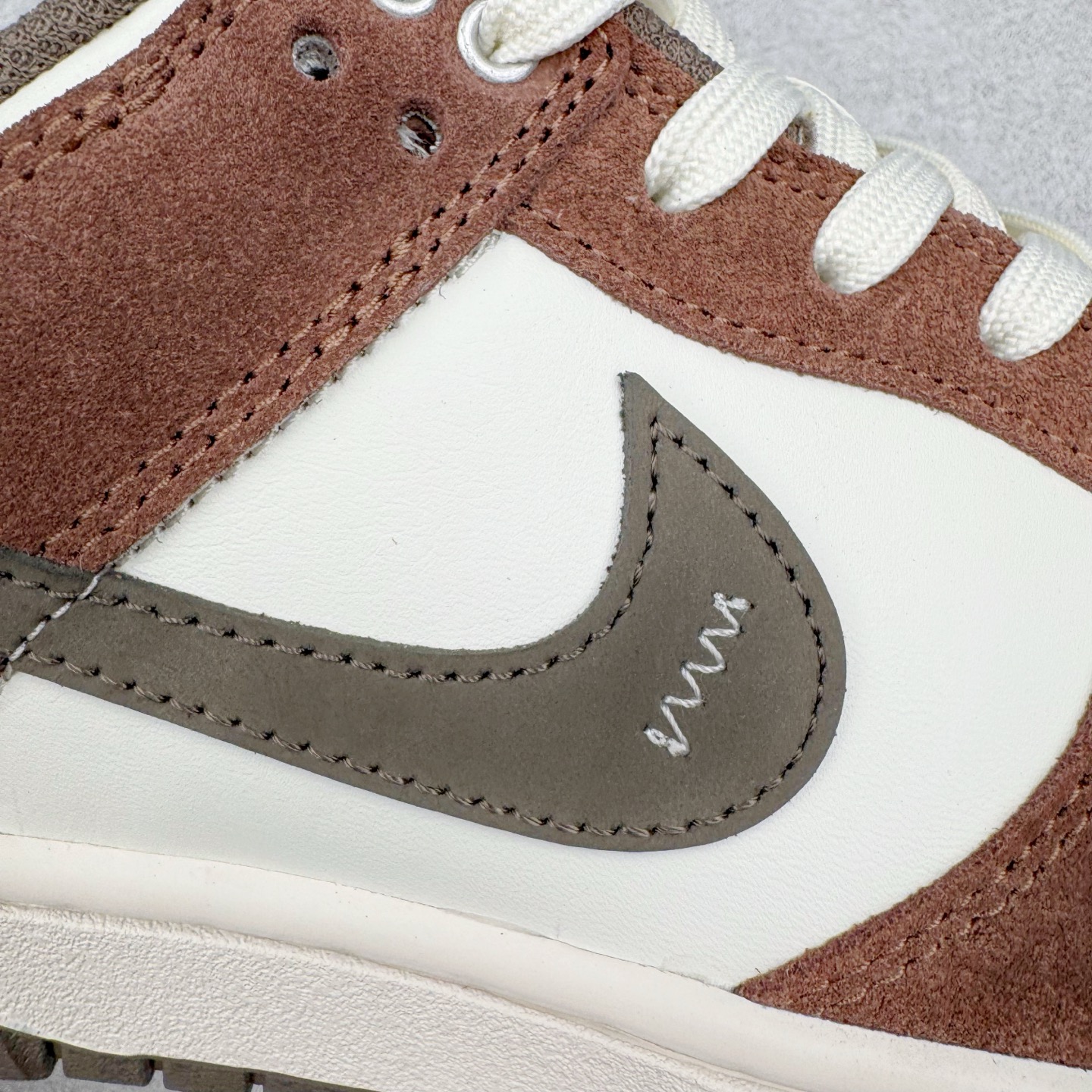 图片[19]-＃YC纯原 NK Dunk Low LABUBU限定IP主题 栗子可可 GW0620-112 此款采用经典 Dunk Low 廓形，搭配 「栗子可可」的独特气质与稀缺属性，甄选优雅栗调翻毛皮革包裹鞋身，如丝滑可可般注入高级质感。深灰 Swoosh 沉稳修饰，后跟巧妙融入 Labubu 标志性元素，打造融合潮流、艺术与收藏价值的诚意之作，穿上即宣告不凡品味。定制系列天花板 无原鞋不开发 全系列得物原鞋一比一校对开发 配色持续更新中 终端对接 优势输出 全套原厂楦头原纸板数据档案倾力打造 原汁原味莞产 极致还原 圈内最强针车工艺 高端零售指定版 广东原厂配套原盒原标 鞋盒分三个尺码段 原厂冲刀 超高清洁度 全鞋零毛边皮料切割 采用原厂百宏鞋带以及原厂百宏织唛舌标 内标可供原厂几率过验 进口原装条纹中底布 四线拉帮白色点胶 原厂拉帮手法遵循公司 原厂电绣 极致还原 尺码：36 36.5 37.5 38 38.5 39 40 40.5 41 42 42.5 43 44 44.5 45 46-选品中心