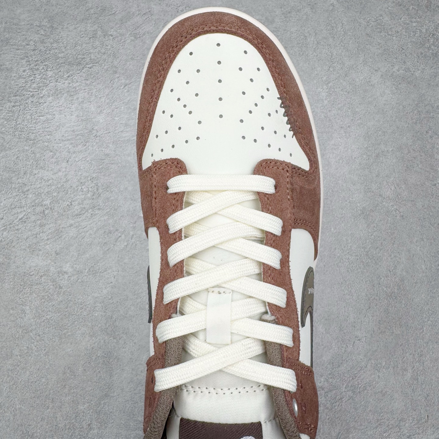 图片[4]-＃YC纯原 NK Dunk Low LABUBU限定IP主题 栗子可可 GW0620-112 此款采用经典 Dunk Low 廓形，搭配 「栗子可可」的独特气质与稀缺属性，甄选优雅栗调翻毛皮革包裹鞋身，如丝滑可可般注入高级质感。深灰 Swoosh 沉稳修饰，后跟巧妙融入 Labubu 标志性元素，打造融合潮流、艺术与收藏价值的诚意之作，穿上即宣告不凡品味。定制系列天花板 无原鞋不开发 全系列得物原鞋一比一校对开发 配色持续更新中 终端对接 优势输出 全套原厂楦头原纸板数据档案倾力打造 原汁原味莞产 极致还原 圈内最强针车工艺 高端零售指定版 广东原厂配套原盒原标 鞋盒分三个尺码段 原厂冲刀 超高清洁度 全鞋零毛边皮料切割 采用原厂百宏鞋带以及原厂百宏织唛舌标 内标可供原厂几率过验 进口原装条纹中底布 四线拉帮白色点胶 原厂拉帮手法遵循公司 原厂电绣 极致还原 尺码：36 36.5 37.5 38 38.5 39 40 40.5 41 42 42.5 43 44 44.5 45 46-选品中心