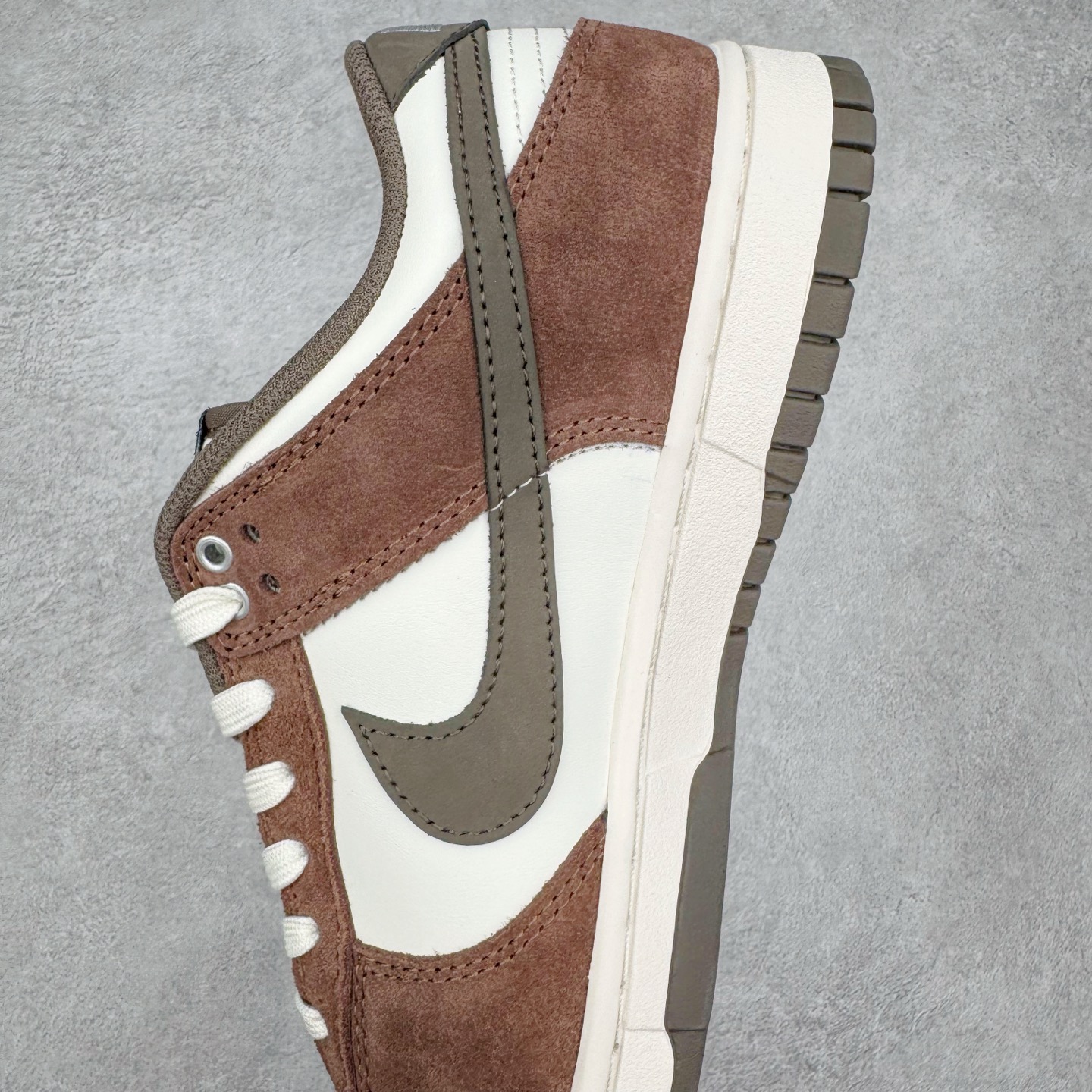 图片[7]-＃YC纯原 NK Dunk Low LABUBU限定IP主题 栗子可可 GW0620-112 此款采用经典 Dunk Low 廓形，搭配 「栗子可可」的独特气质与稀缺属性，甄选优雅栗调翻毛皮革包裹鞋身，如丝滑可可般注入高级质感。深灰 Swoosh 沉稳修饰，后跟巧妙融入 Labubu 标志性元素，打造融合潮流、艺术与收藏价值的诚意之作，穿上即宣告不凡品味。定制系列天花板 无原鞋不开发 全系列得物原鞋一比一校对开发 配色持续更新中 终端对接 优势输出 全套原厂楦头原纸板数据档案倾力打造 原汁原味莞产 极致还原 圈内最强针车工艺 高端零售指定版 广东原厂配套原盒原标 鞋盒分三个尺码段 原厂冲刀 超高清洁度 全鞋零毛边皮料切割 采用原厂百宏鞋带以及原厂百宏织唛舌标 内标可供原厂几率过验 进口原装条纹中底布 四线拉帮白色点胶 原厂拉帮手法遵循公司 原厂电绣 极致还原 尺码：36 36.5 37.5 38 38.5 39 40 40.5 41 42 42.5 43 44 44.5 45 46-选品中心