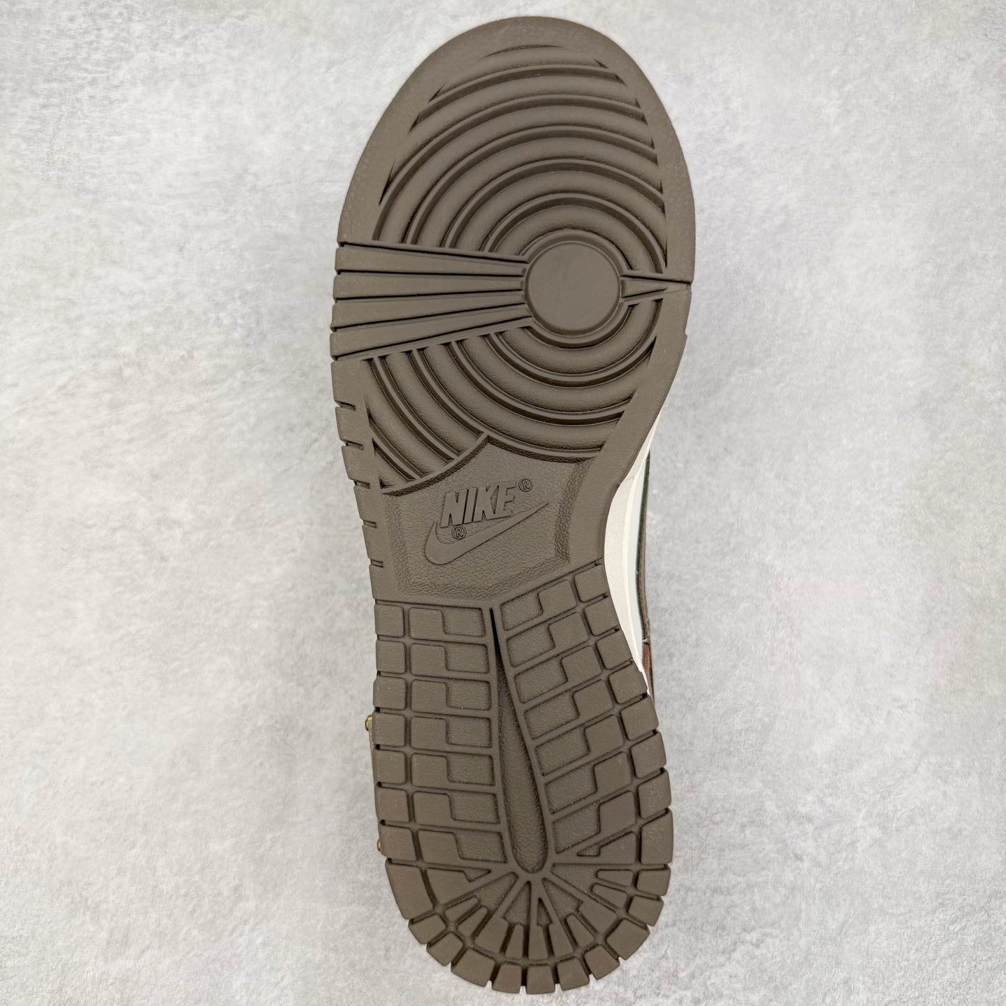 图片[9]-＃YC纯原 NK Dunk Low LABUBU限定IP主题 栗子可可 GW0620-112 此款采用经典 Dunk Low 廓形，搭配 「栗子可可」的独特气质与稀缺属性，甄选优雅栗调翻毛皮革包裹鞋身，如丝滑可可般注入高级质感。深灰 Swoosh 沉稳修饰，后跟巧妙融入 Labubu 标志性元素，打造融合潮流、艺术与收藏价值的诚意之作，穿上即宣告不凡品味。定制系列天花板 无原鞋不开发 全系列得物原鞋一比一校对开发 配色持续更新中 终端对接 优势输出 全套原厂楦头原纸板数据档案倾力打造 原汁原味莞产 极致还原 圈内最强针车工艺 高端零售指定版 广东原厂配套原盒原标 鞋盒分三个尺码段 原厂冲刀 超高清洁度 全鞋零毛边皮料切割 采用原厂百宏鞋带以及原厂百宏织唛舌标 内标可供原厂几率过验 进口原装条纹中底布 四线拉帮白色点胶 原厂拉帮手法遵循公司 原厂电绣 极致还原 尺码：36 36.5 37.5 38 38.5 39 40 40.5 41 42 42.5 43 44 44.5 45 46-选品中心