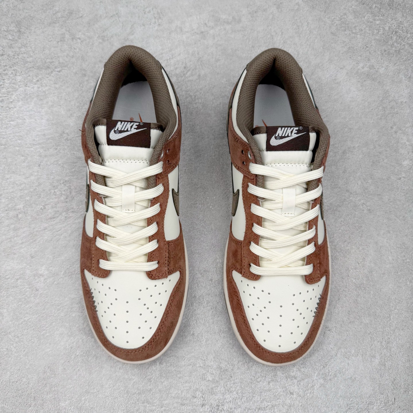 图片[2]-＃YC纯原 NK Dunk Low LABUBU限定IP主题 栗子可可 GW0620-112 此款采用经典 Dunk Low 廓形，搭配 「栗子可可」的独特气质与稀缺属性，甄选优雅栗调翻毛皮革包裹鞋身，如丝滑可可般注入高级质感。深灰 Swoosh 沉稳修饰，后跟巧妙融入 Labubu 标志性元素，打造融合潮流、艺术与收藏价值的诚意之作，穿上即宣告不凡品味。定制系列天花板 无原鞋不开发 全系列得物原鞋一比一校对开发 配色持续更新中 终端对接 优势输出 全套原厂楦头原纸板数据档案倾力打造 原汁原味莞产 极致还原 圈内最强针车工艺 高端零售指定版 广东原厂配套原盒原标 鞋盒分三个尺码段 原厂冲刀 超高清洁度 全鞋零毛边皮料切割 采用原厂百宏鞋带以及原厂百宏织唛舌标 内标可供原厂几率过验 进口原装条纹中底布 四线拉帮白色点胶 原厂拉帮手法遵循公司 原厂电绣 极致还原 尺码：36 36.5 37.5 38 38.5 39 40 40.5 41 42 42.5 43 44 44.5 45 46-选品中心