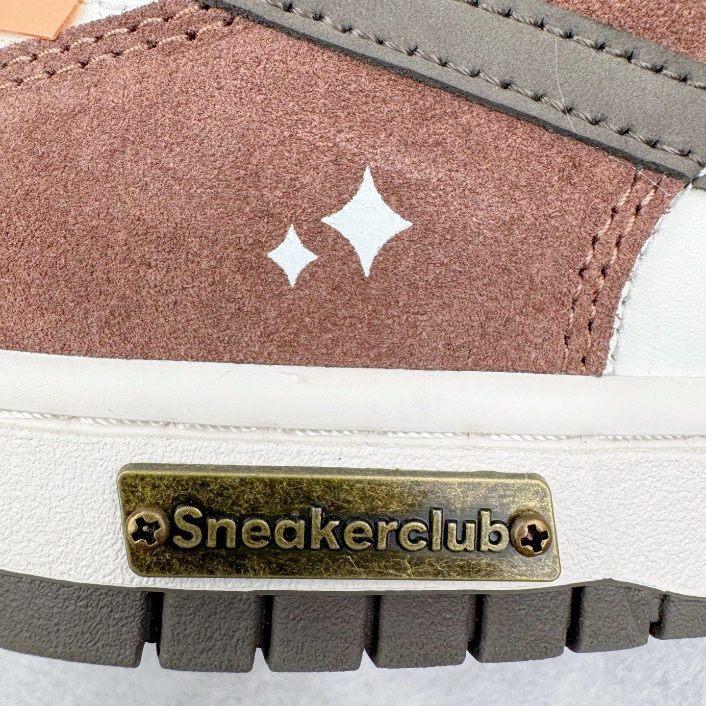 图片[18]-＃YC纯原 NK Dunk Low LABUBU限定IP主题 栗子可可 GW0620-112 此款采用经典 Dunk Low 廓形，搭配 「栗子可可」的独特气质与稀缺属性，甄选优雅栗调翻毛皮革包裹鞋身，如丝滑可可般注入高级质感。深灰 Swoosh 沉稳修饰，后跟巧妙融入 Labubu 标志性元素，打造融合潮流、艺术与收藏价值的诚意之作，穿上即宣告不凡品味。定制系列天花板 无原鞋不开发 全系列得物原鞋一比一校对开发 配色持续更新中 终端对接 优势输出 全套原厂楦头原纸板数据档案倾力打造 原汁原味莞产 极致还原 圈内最强针车工艺 高端零售指定版 广东原厂配套原盒原标 鞋盒分三个尺码段 原厂冲刀 超高清洁度 全鞋零毛边皮料切割 采用原厂百宏鞋带以及原厂百宏织唛舌标 内标可供原厂几率过验 进口原装条纹中底布 四线拉帮白色点胶 原厂拉帮手法遵循公司 原厂电绣 极致还原 尺码：36 36.5 37.5 38 38.5 39 40 40.5 41 42 42.5 43 44 44.5 45 46-选品中心