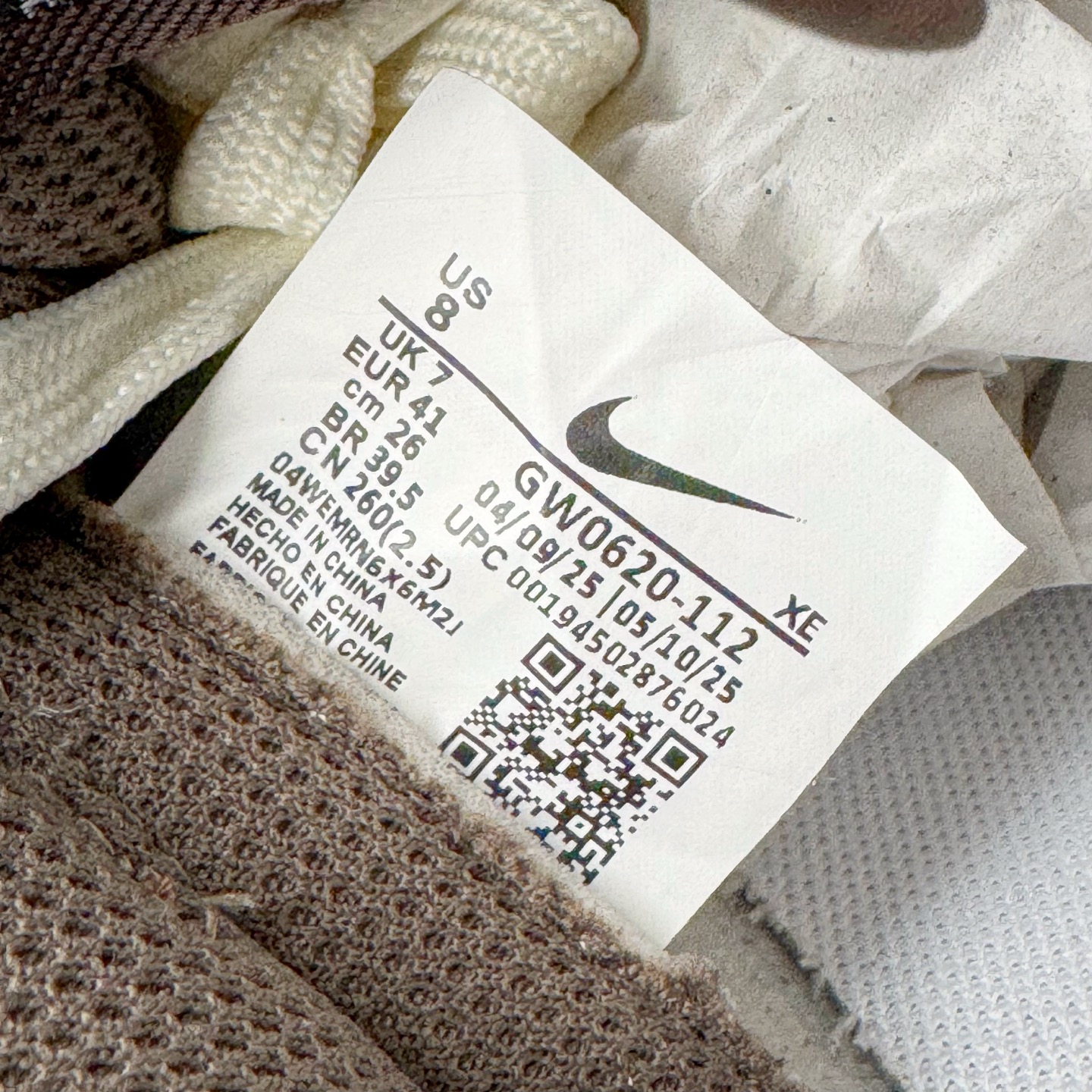 图片[12]-＃YC纯原 NK Dunk Low LABUBU限定IP主题 栗子可可 GW0620-112 此款采用经典 Dunk Low 廓形，搭配 「栗子可可」的独特气质与稀缺属性，甄选优雅栗调翻毛皮革包裹鞋身，如丝滑可可般注入高级质感。深灰 Swoosh 沉稳修饰，后跟巧妙融入 Labubu 标志性元素，打造融合潮流、艺术与收藏价值的诚意之作，穿上即宣告不凡品味。定制系列天花板 无原鞋不开发 全系列得物原鞋一比一校对开发 配色持续更新中 终端对接 优势输出 全套原厂楦头原纸板数据档案倾力打造 原汁原味莞产 极致还原 圈内最强针车工艺 高端零售指定版 广东原厂配套原盒原标 鞋盒分三个尺码段 原厂冲刀 超高清洁度 全鞋零毛边皮料切割 采用原厂百宏鞋带以及原厂百宏织唛舌标 内标可供原厂几率过验 进口原装条纹中底布 四线拉帮白色点胶 原厂拉帮手法遵循公司 原厂电绣 极致还原 尺码：36 36.5 37.5 38 38.5 39 40 40.5 41 42 42.5 43 44 44.5 45 46-选品中心