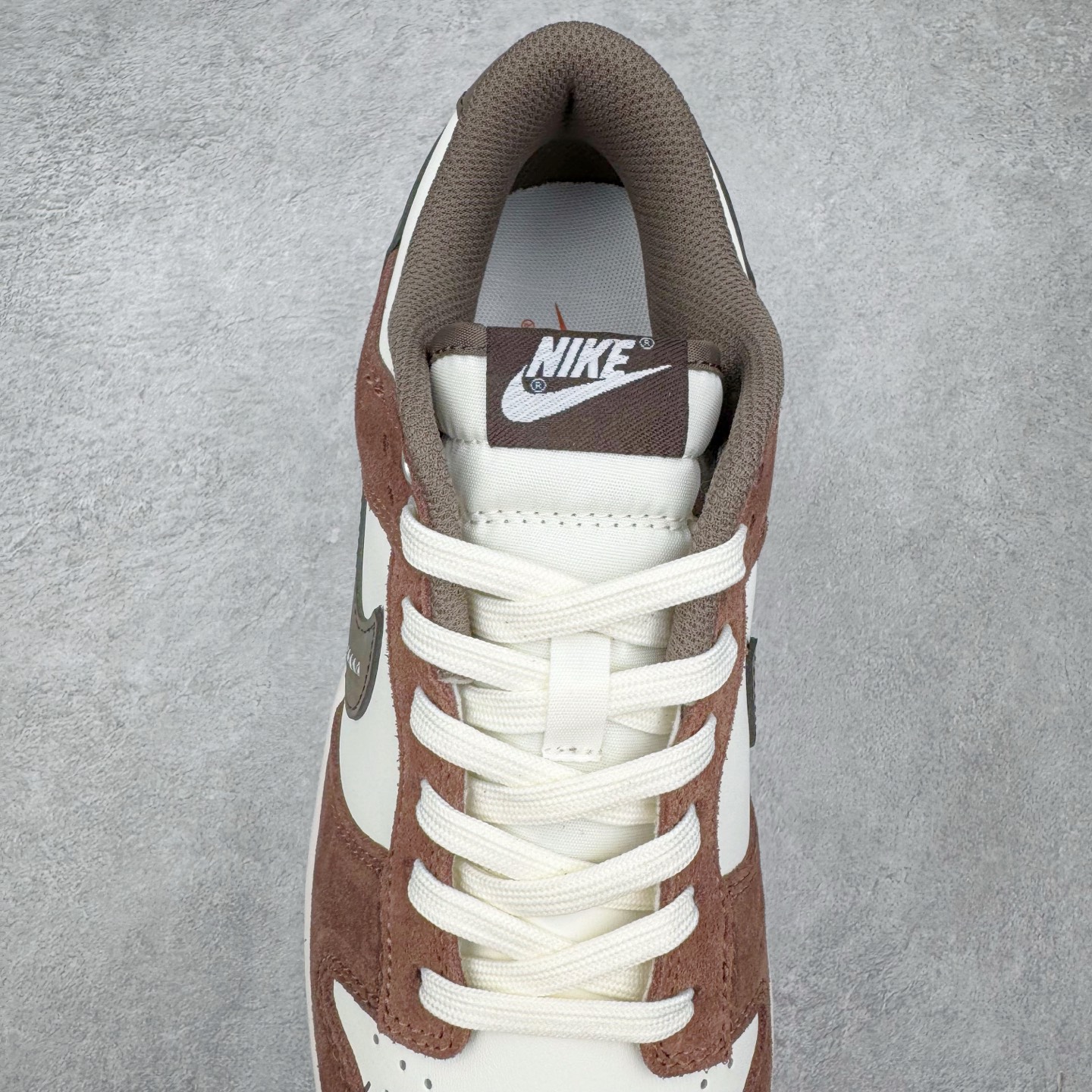 图片[5]-＃YC纯原 NK Dunk Low LABUBU限定IP主题 栗子可可 GW0620-112 此款采用经典 Dunk Low 廓形，搭配 「栗子可可」的独特气质与稀缺属性，甄选优雅栗调翻毛皮革包裹鞋身，如丝滑可可般注入高级质感。深灰 Swoosh 沉稳修饰，后跟巧妙融入 Labubu 标志性元素，打造融合潮流、艺术与收藏价值的诚意之作，穿上即宣告不凡品味。定制系列天花板 无原鞋不开发 全系列得物原鞋一比一校对开发 配色持续更新中 终端对接 优势输出 全套原厂楦头原纸板数据档案倾力打造 原汁原味莞产 极致还原 圈内最强针车工艺 高端零售指定版 广东原厂配套原盒原标 鞋盒分三个尺码段 原厂冲刀 超高清洁度 全鞋零毛边皮料切割 采用原厂百宏鞋带以及原厂百宏织唛舌标 内标可供原厂几率过验 进口原装条纹中底布 四线拉帮白色点胶 原厂拉帮手法遵循公司 原厂电绣 极致还原 尺码：36 36.5 37.5 38 38.5 39 40 40.5 41 42 42.5 43 44 44.5 45 46-选品中心