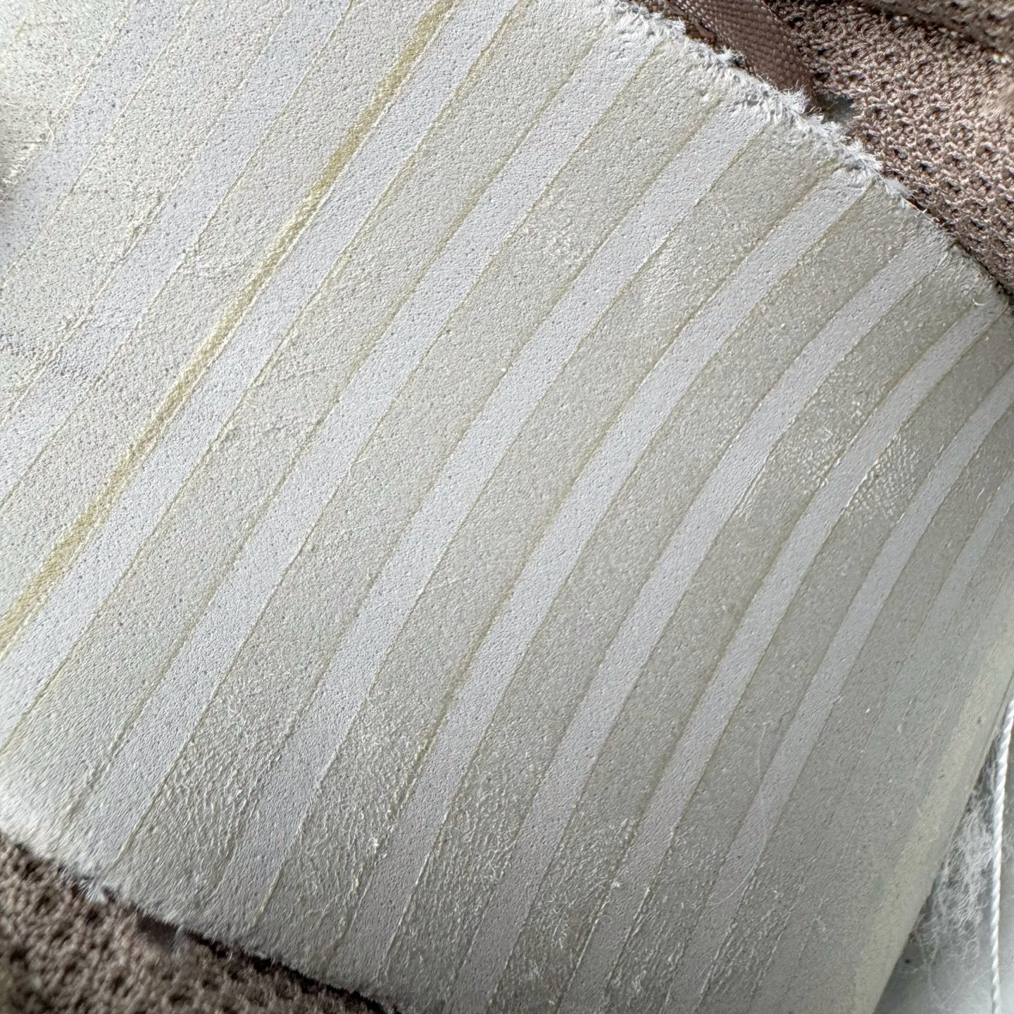 图片[11]-＃YC纯原 NK Dunk Low LABUBU限定IP主题 栗子可可 GW0620-112 此款采用经典 Dunk Low 廓形，搭配 「栗子可可」的独特气质与稀缺属性，甄选优雅栗调翻毛皮革包裹鞋身，如丝滑可可般注入高级质感。深灰 Swoosh 沉稳修饰，后跟巧妙融入 Labubu 标志性元素，打造融合潮流、艺术与收藏价值的诚意之作，穿上即宣告不凡品味。定制系列天花板 无原鞋不开发 全系列得物原鞋一比一校对开发 配色持续更新中 终端对接 优势输出 全套原厂楦头原纸板数据档案倾力打造 原汁原味莞产 极致还原 圈内最强针车工艺 高端零售指定版 广东原厂配套原盒原标 鞋盒分三个尺码段 原厂冲刀 超高清洁度 全鞋零毛边皮料切割 采用原厂百宏鞋带以及原厂百宏织唛舌标 内标可供原厂几率过验 进口原装条纹中底布 四线拉帮白色点胶 原厂拉帮手法遵循公司 原厂电绣 极致还原 尺码：36 36.5 37.5 38 38.5 39 40 40.5 41 42 42.5 43 44 44.5 45 46-选品中心